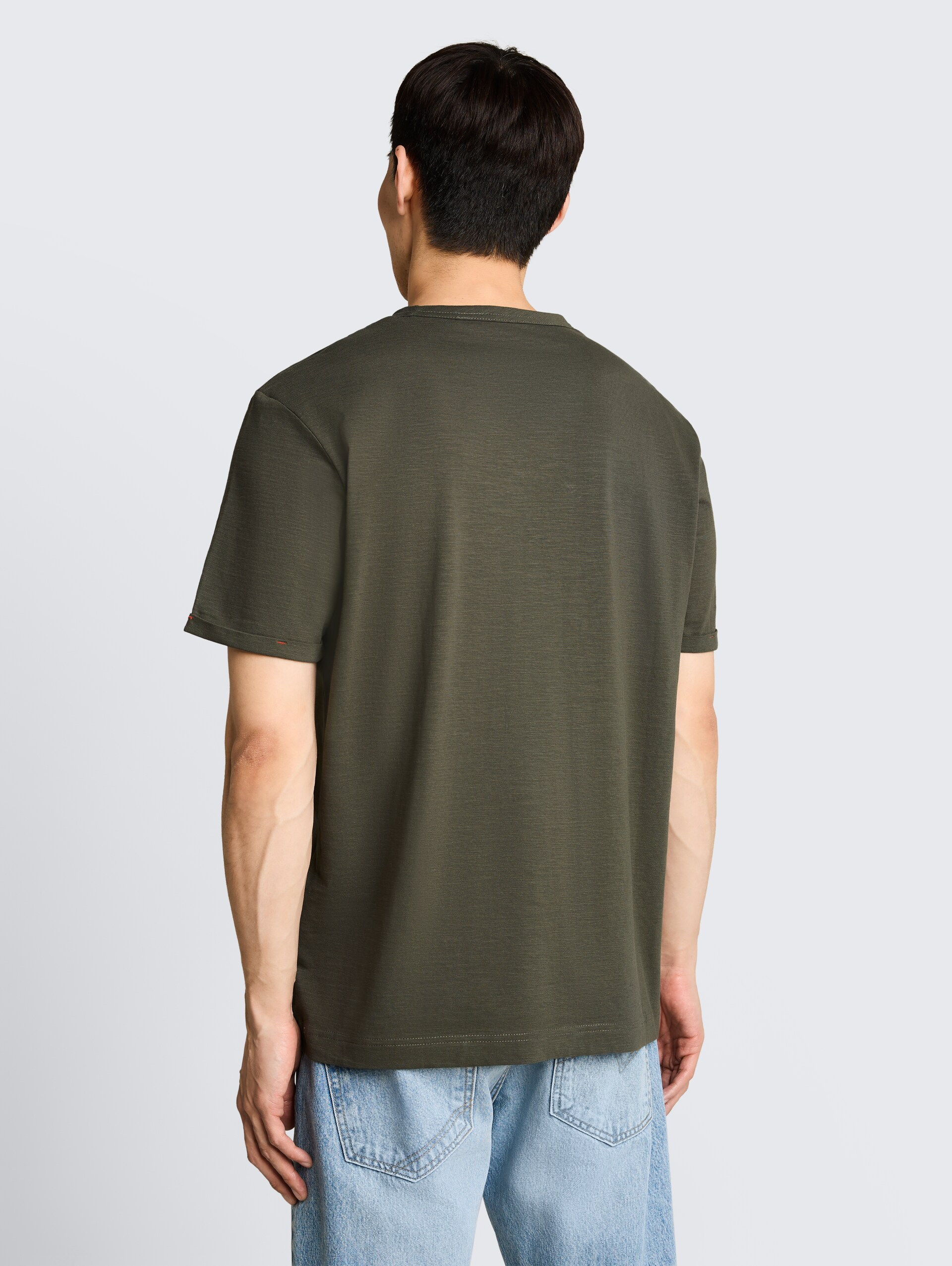 T-shirt met logoprint - deep leaf green - Neklijn model-achteraanzicht