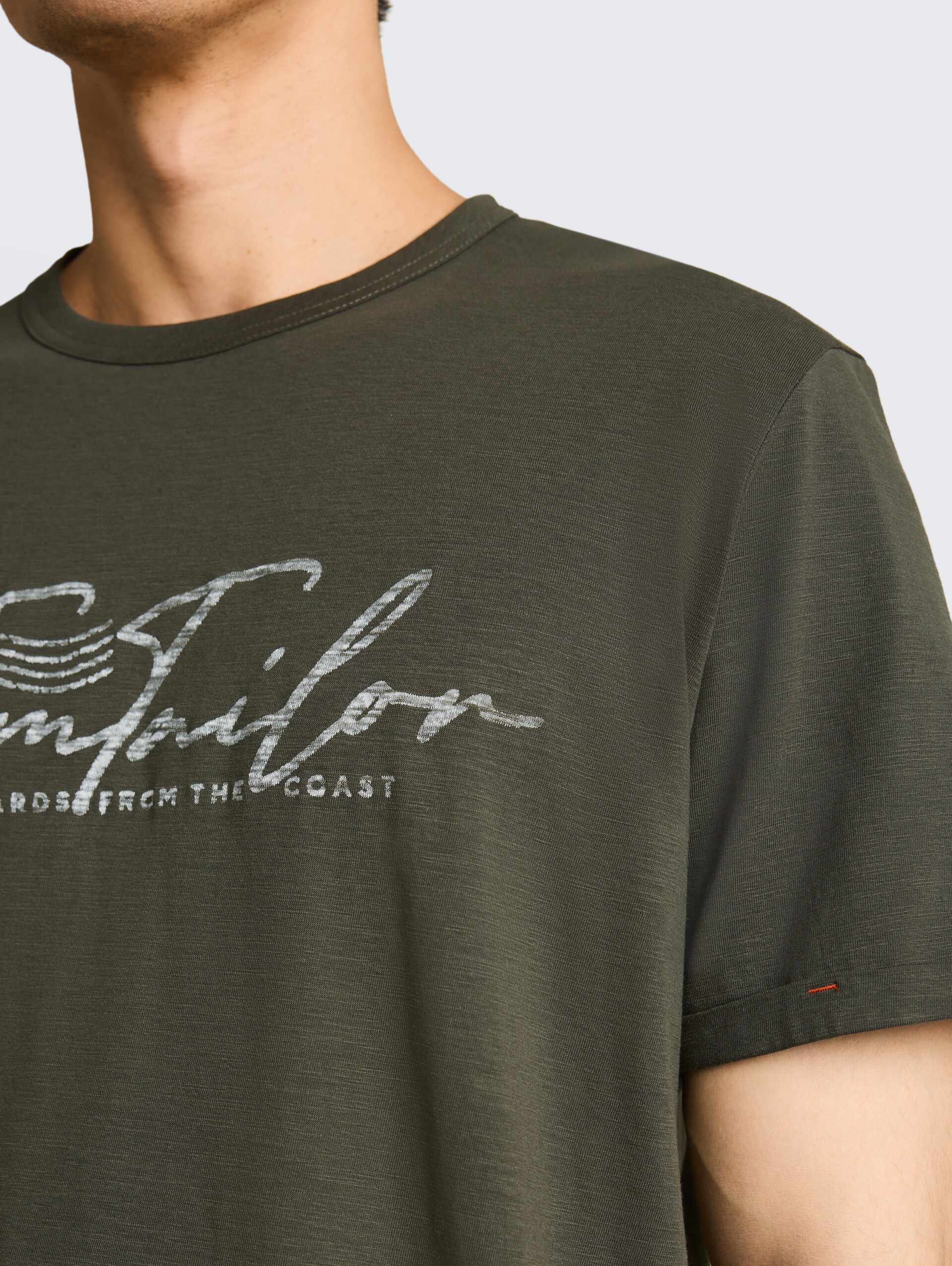 T-shirt met logoprint - deep leaf green - Detailaanzicht model