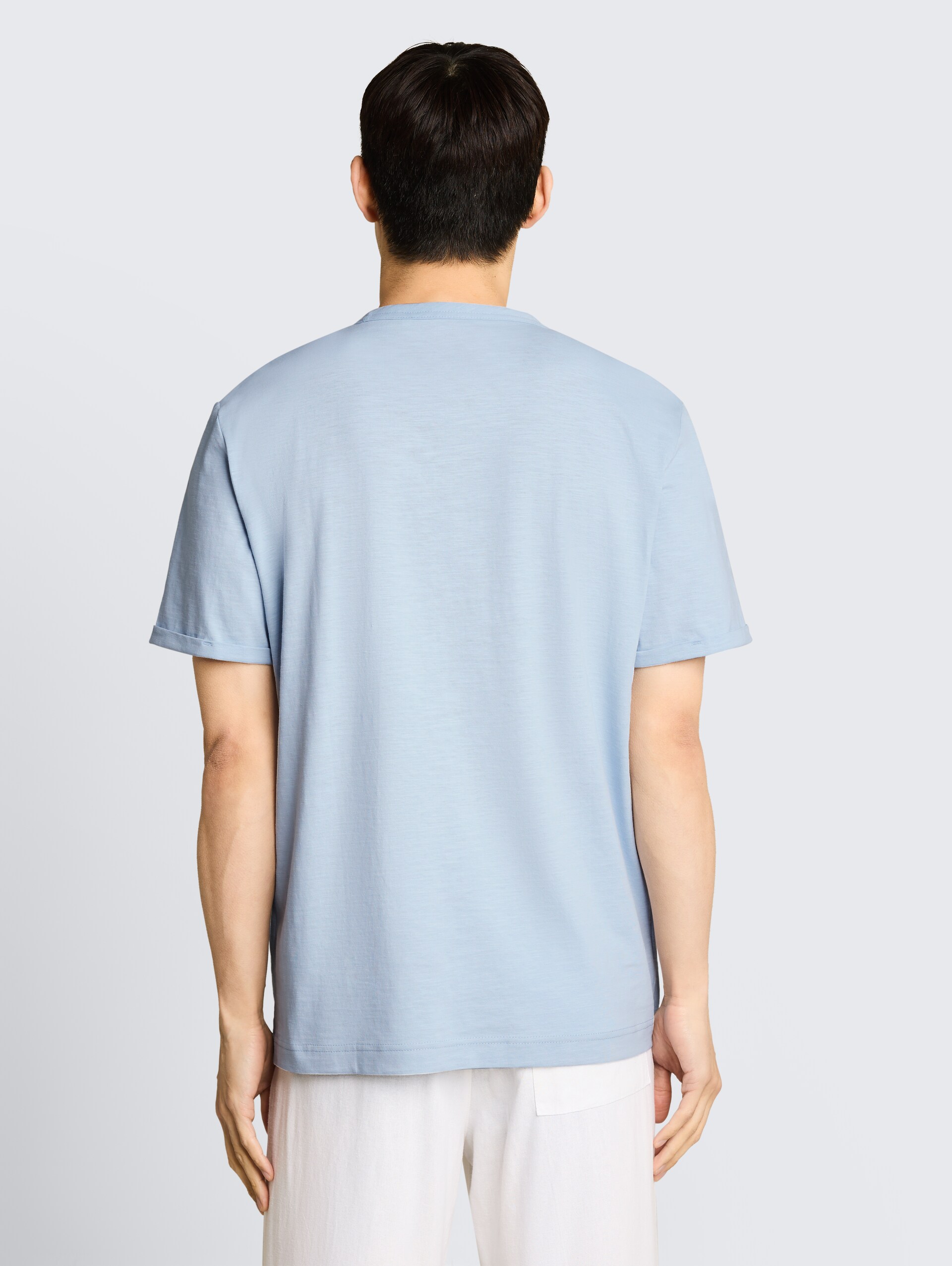 T-Shirt mit Logo-Print - light blue grey - Auschnitt Model-Rückansicht