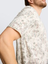 T-shirt met all-over print - off white irregular design - Detailaanzicht model