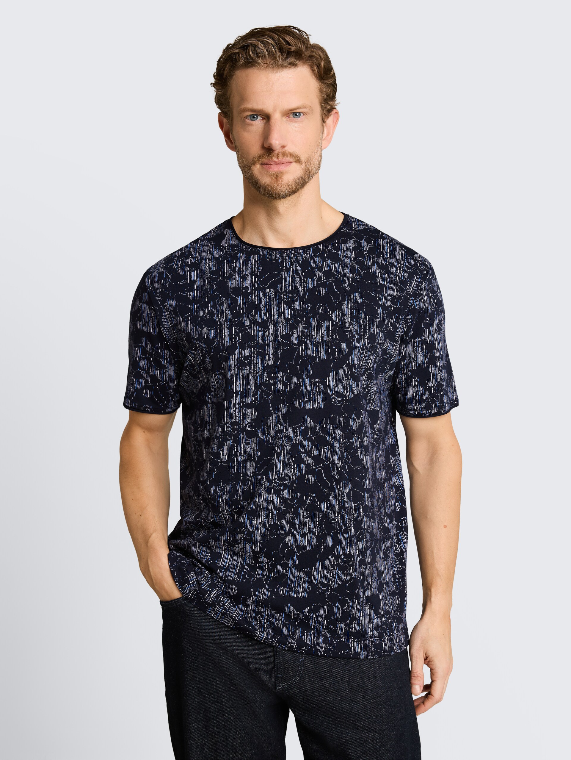 T-shirt met all-over print - navy irregular design - Nek model vooraanzicht