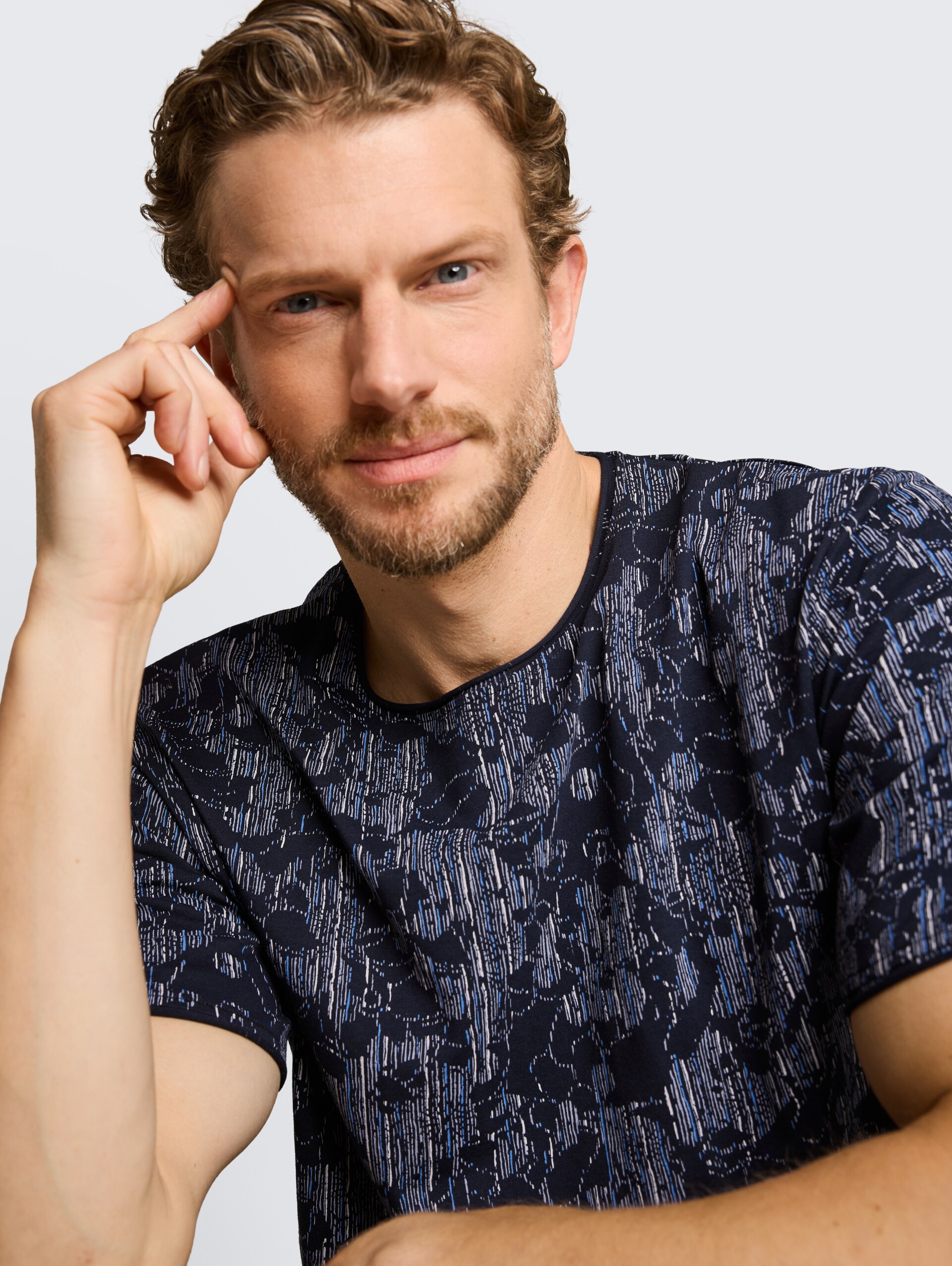 T-shirt met all-over print - navy irregular design - Detailaanzicht model