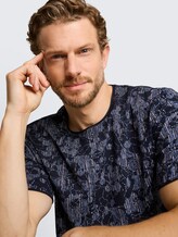 T-shirt met all-over print - navy irregular design - Detailaanzicht model