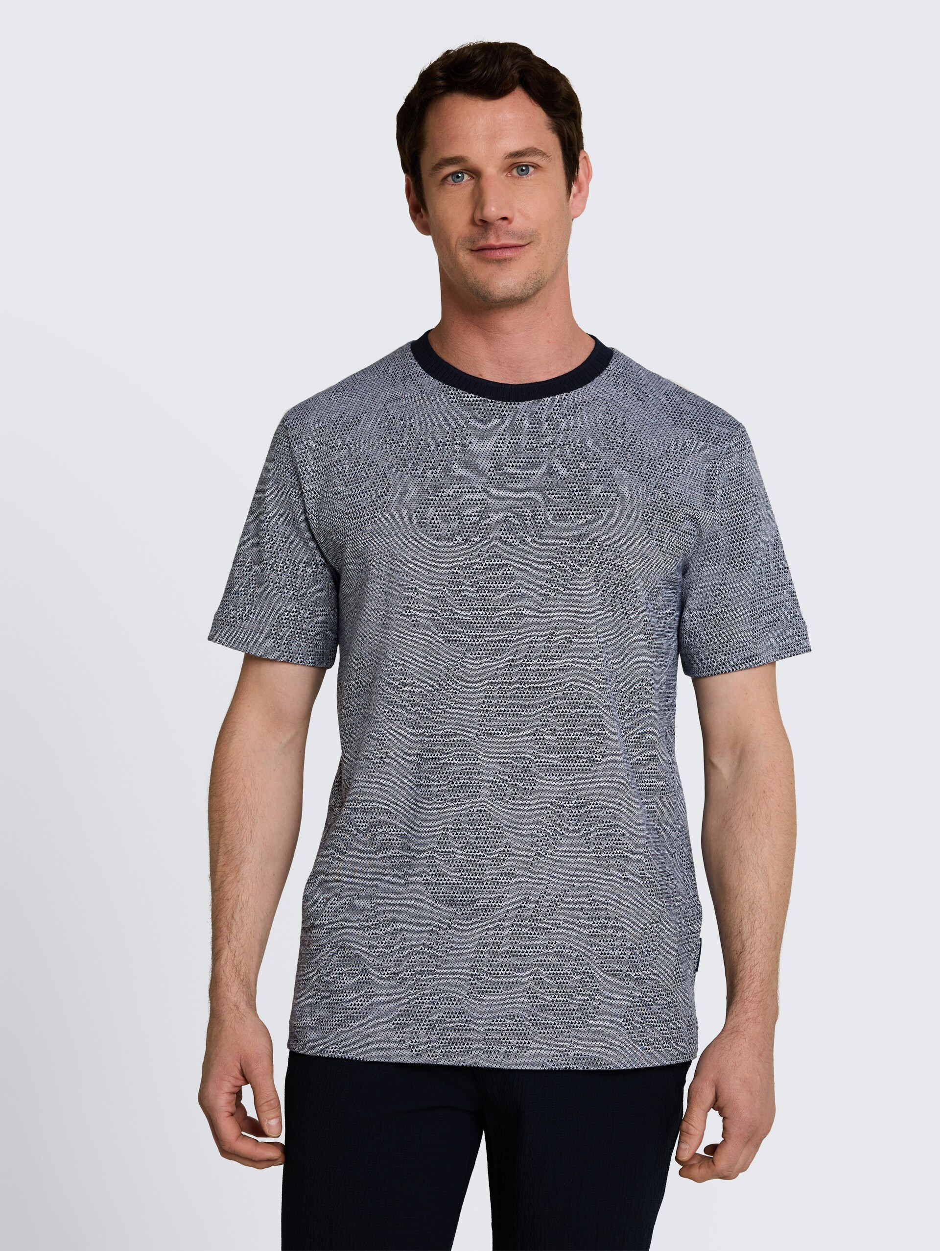 Jacquard T-shirt met patroon - navy leaf jacquard design - Nek model vooraanzicht