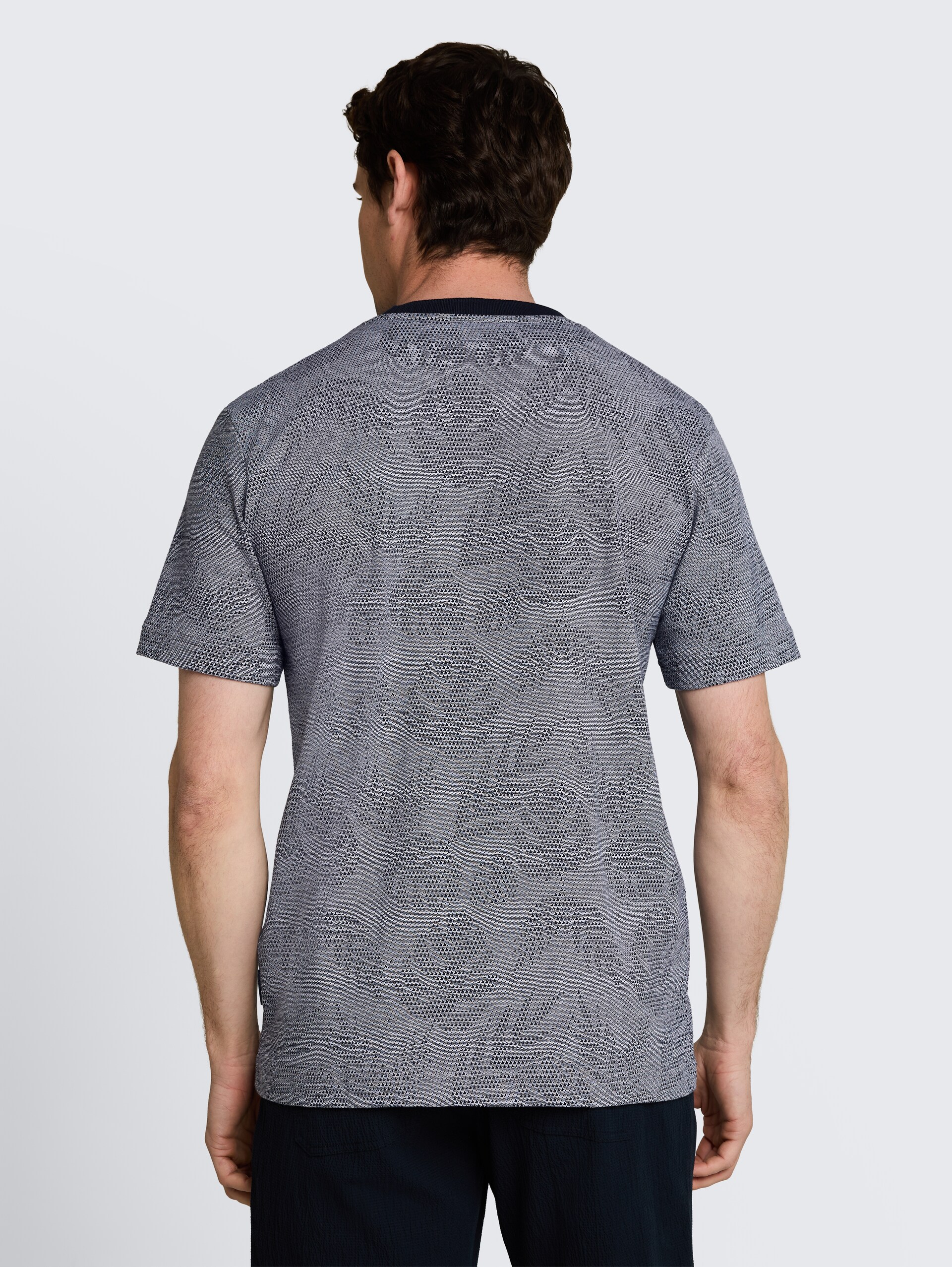 Jacquard T-shirt met patroon - navy leaf jacquard design - Neklijn model-achteraanzicht