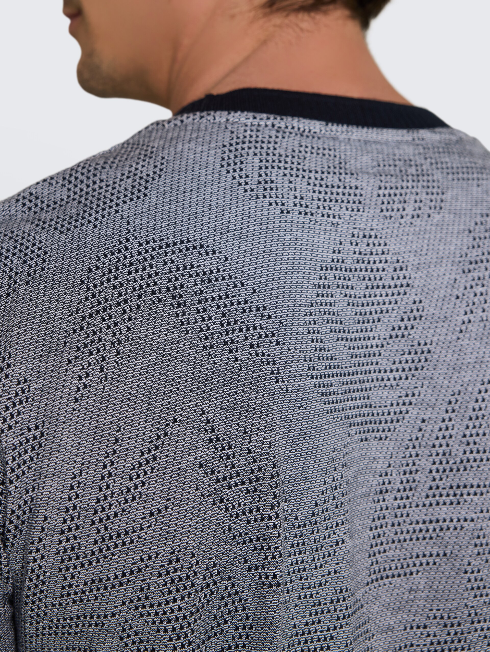 Jacquard T-shirt met patroon - navy leaf jacquard design - Detailaanzicht model