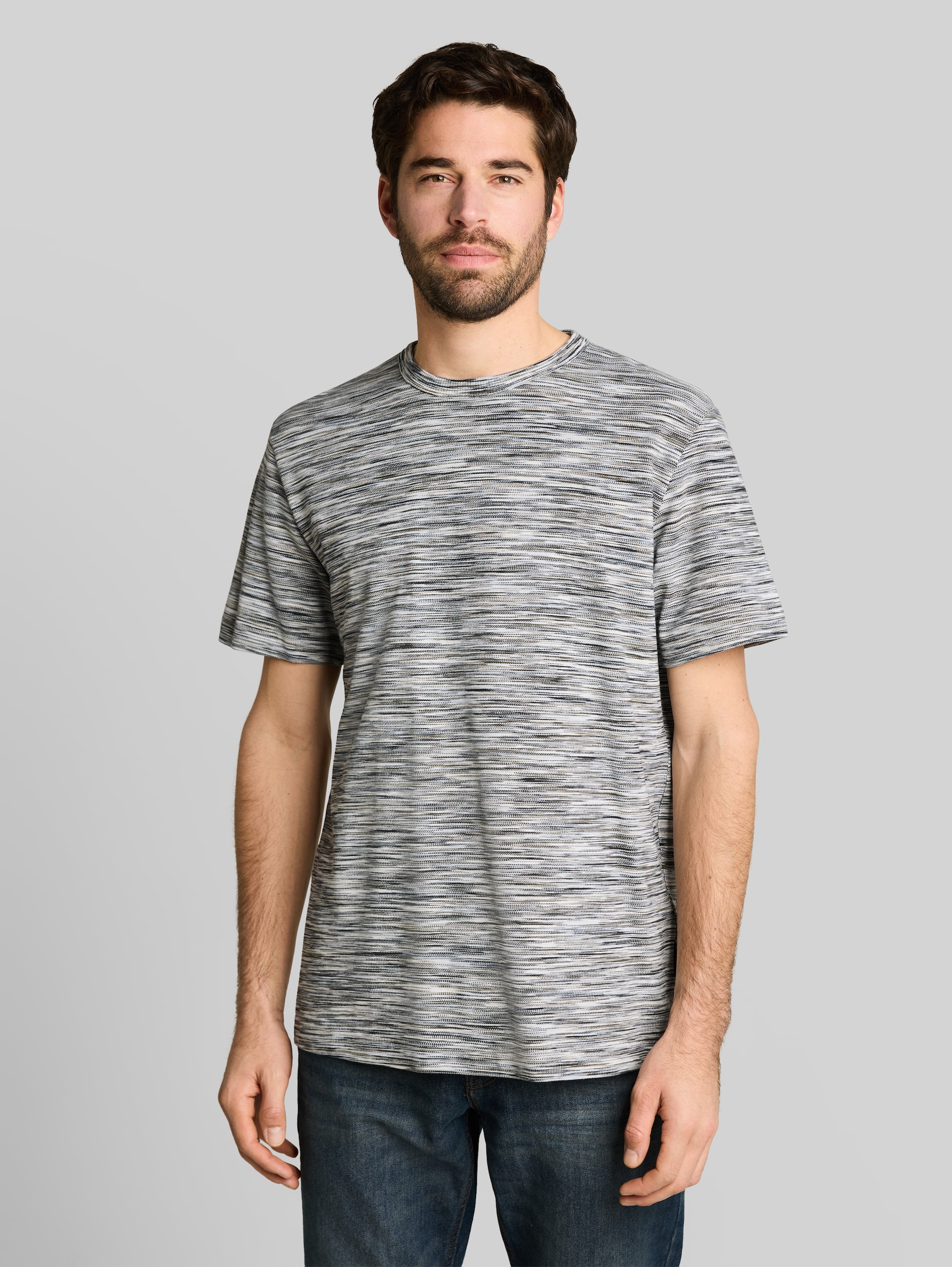 Piqué T-shirt in a melange look - white green spacedye pique - Neckline model front view