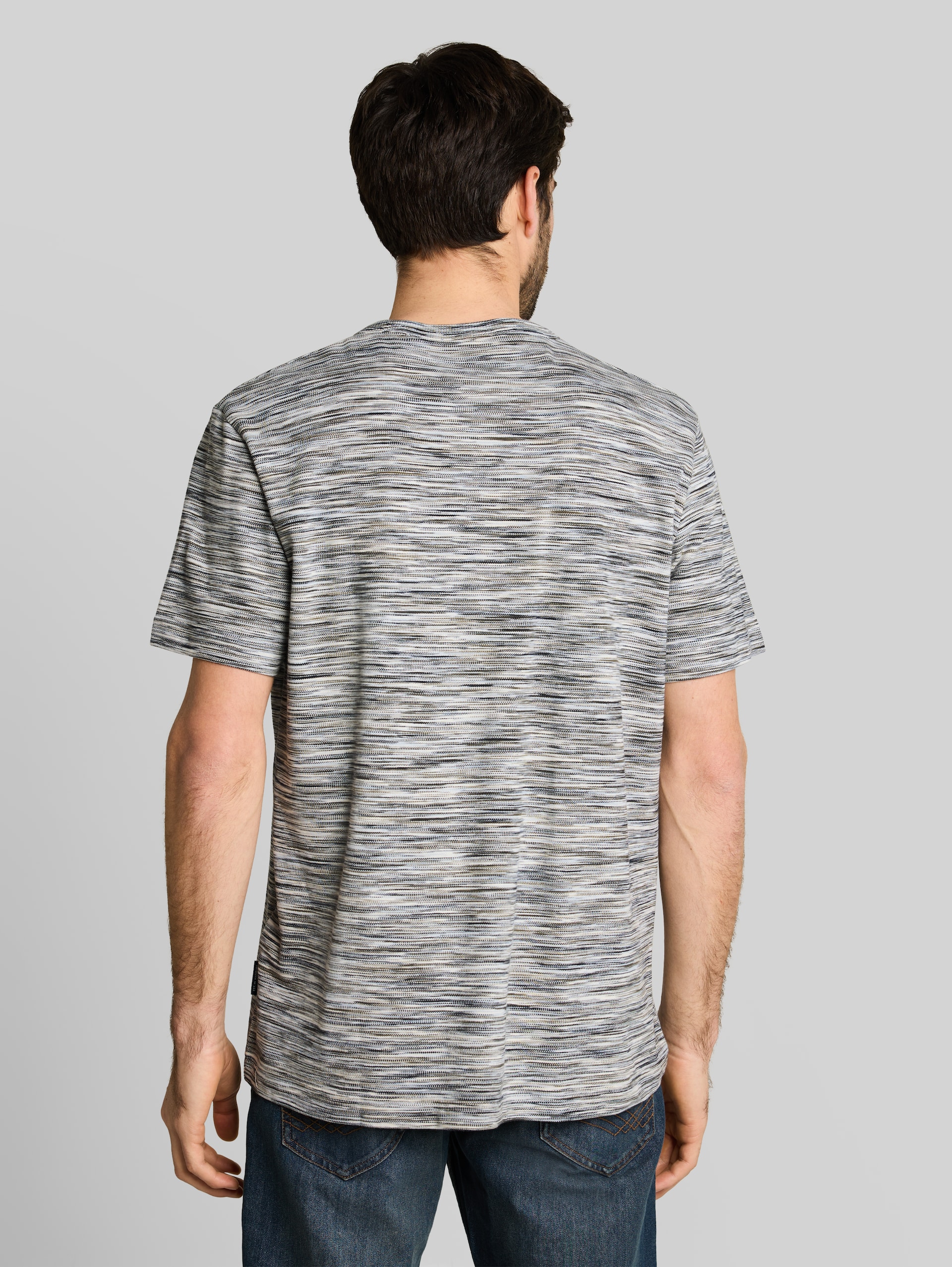Piqué T-shirt in a melange look - white green spacedye pique - Neckline model-back view