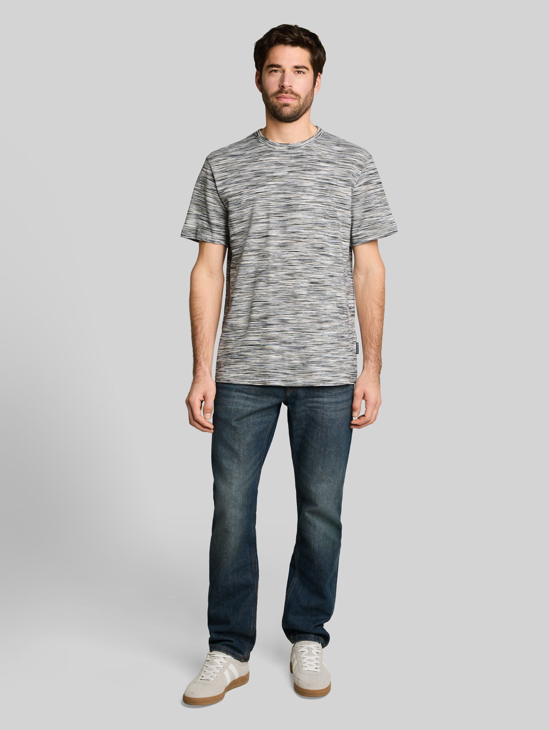 Piqué T-shirt in a melange look - white green spacedye pique - Model front view
