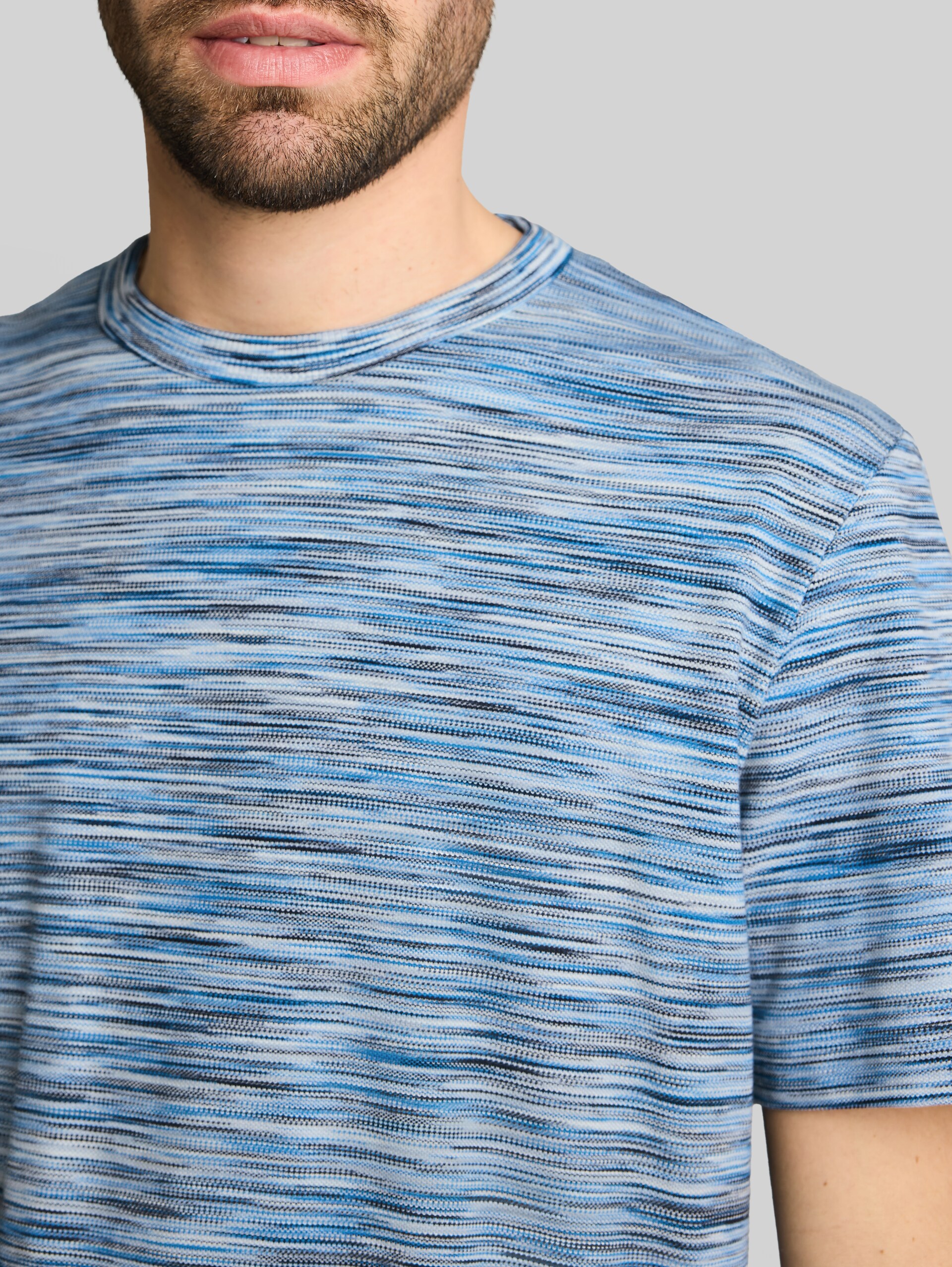 Piqué T-shirt in a melange look - blue white spacedye pique - Detail model view