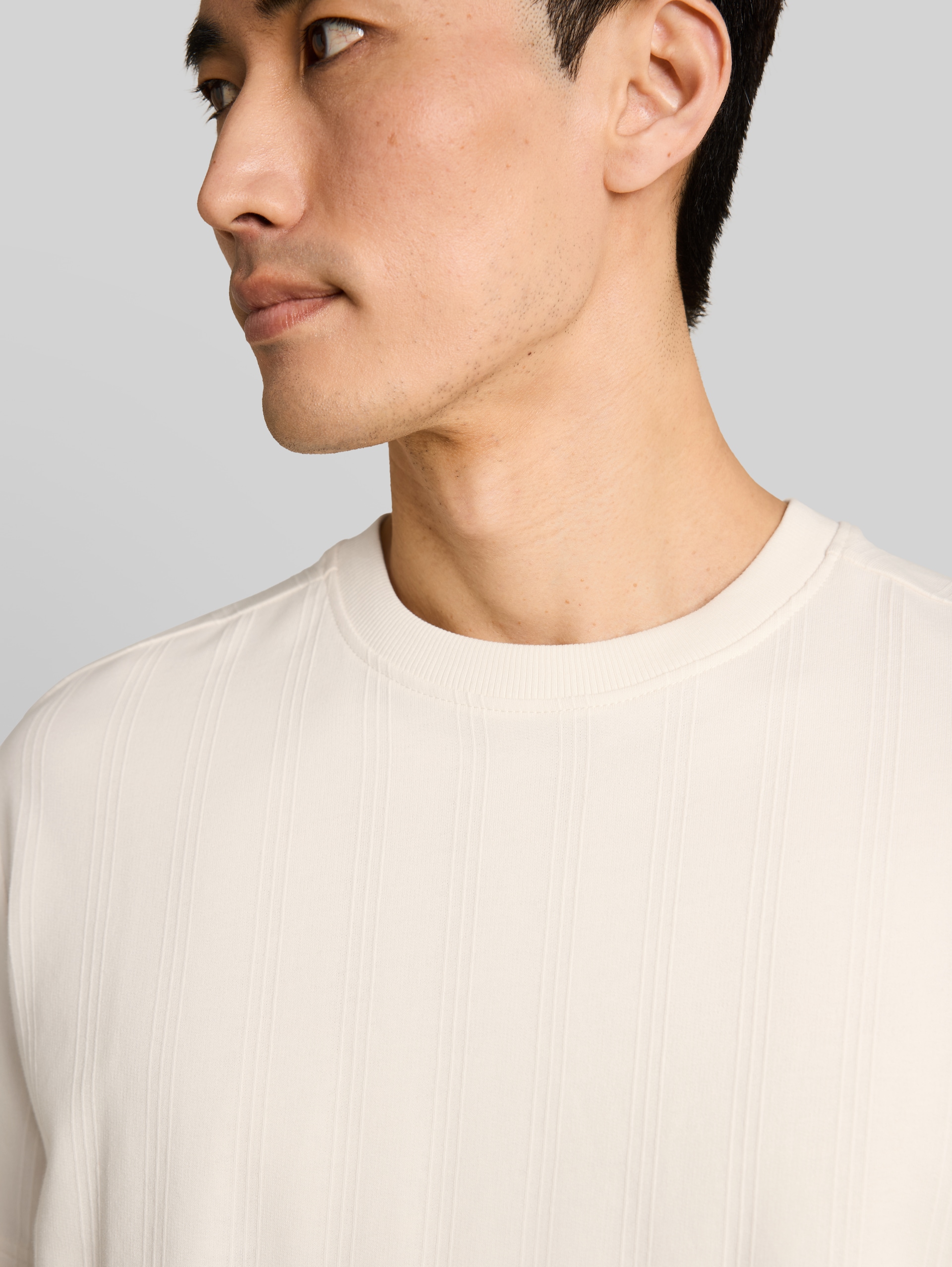 Cotton T-shirt - Gardenia White - Detail model view