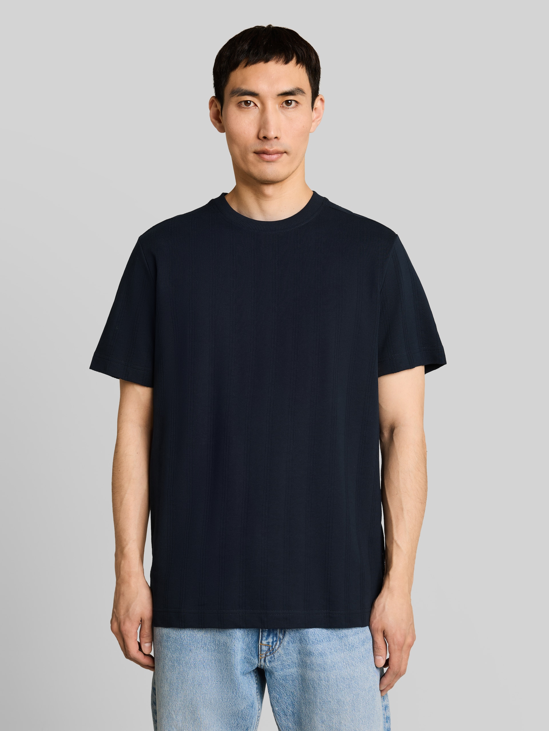 Cotton T-shirt - sky captain blue - Neckline model front view