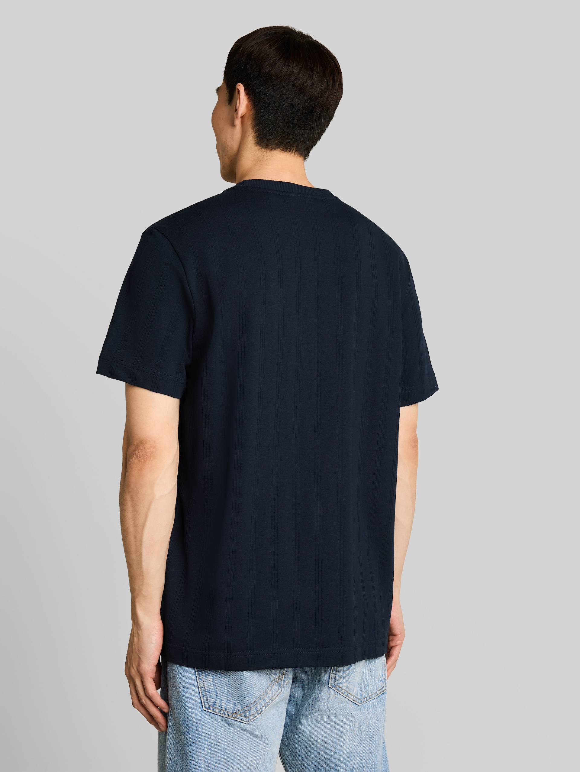 Cotton T-shirt - sky captain blue - Neckline model-back view