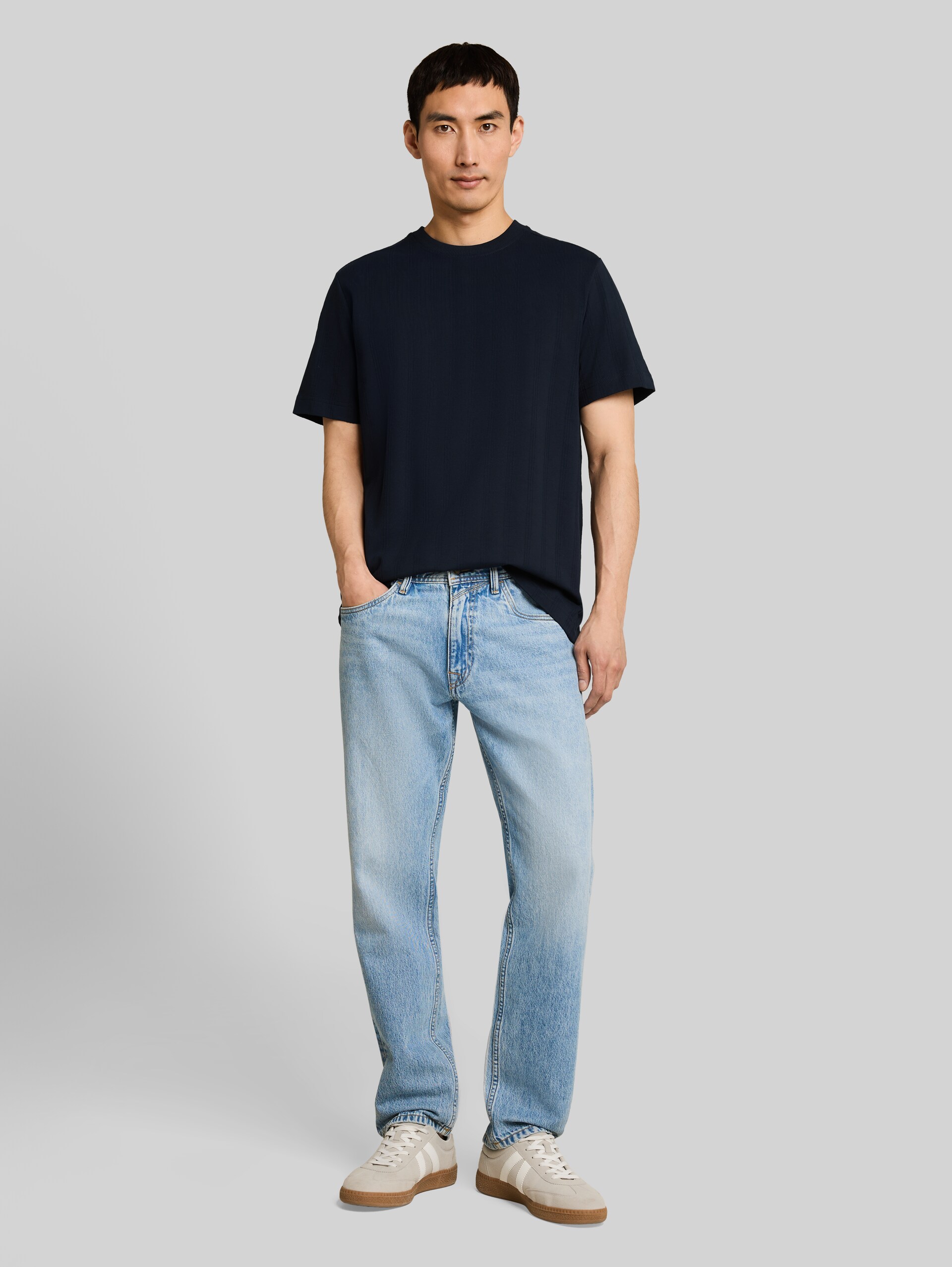 Cotton T-shirt - sky captain blue - Model front view