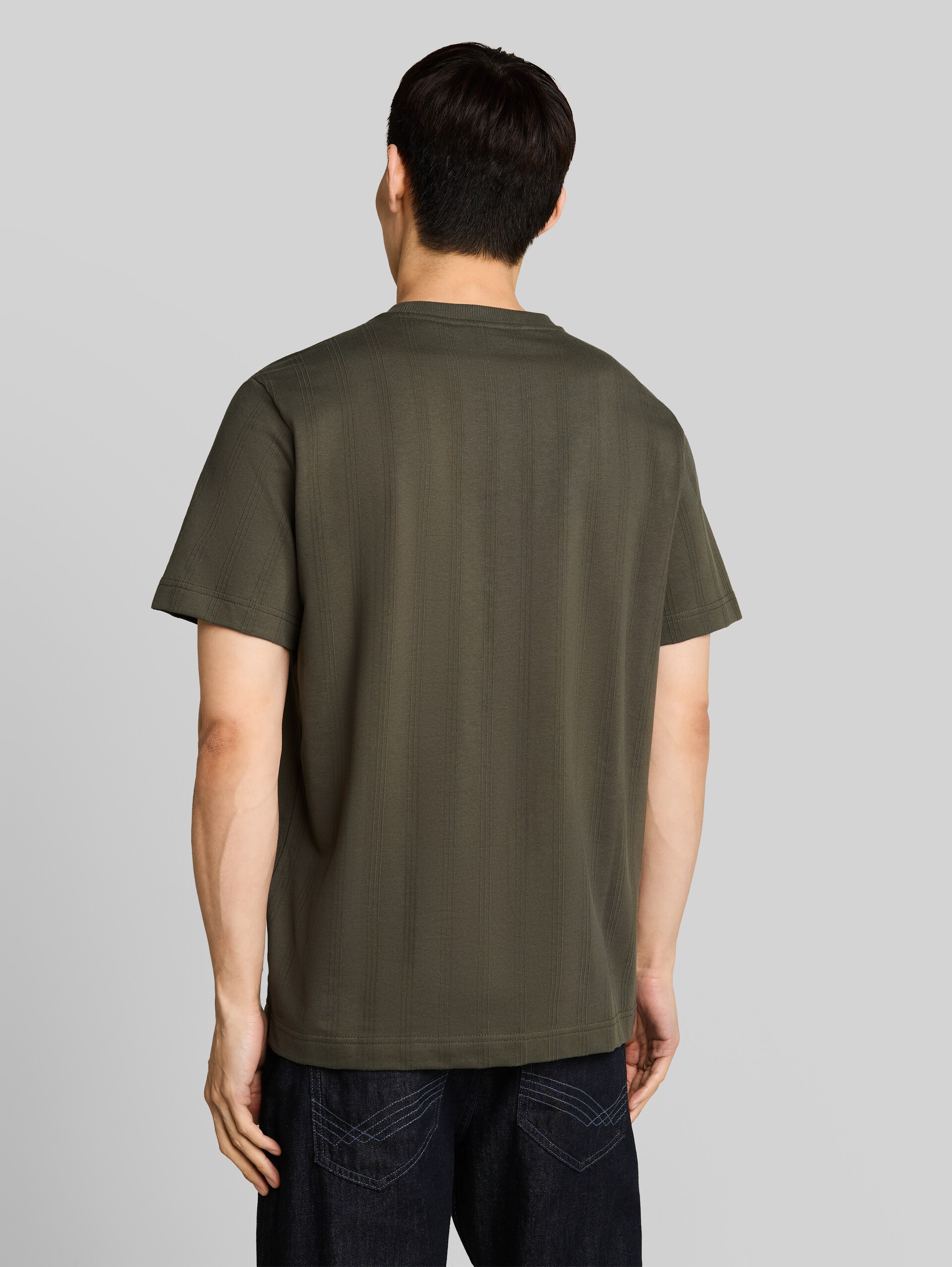 Cotton T-shirt - deep leaf green - Neckline model-back view