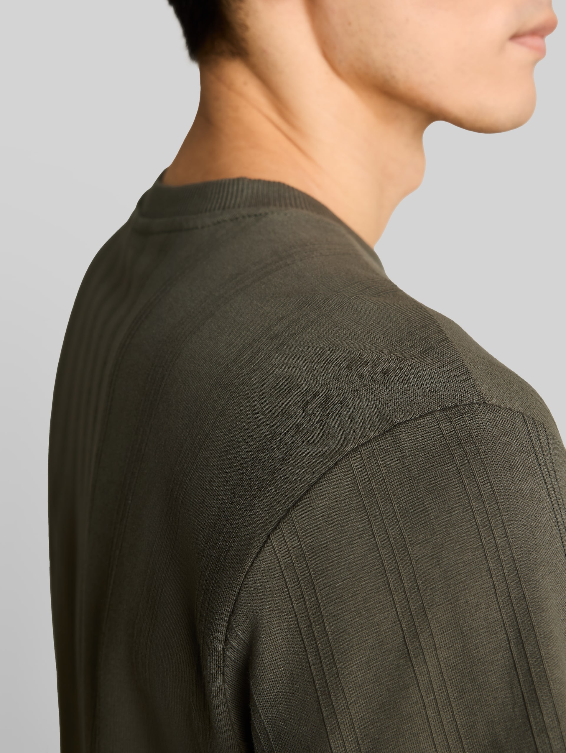 Cotton T-shirt - deep leaf green - Detail model view