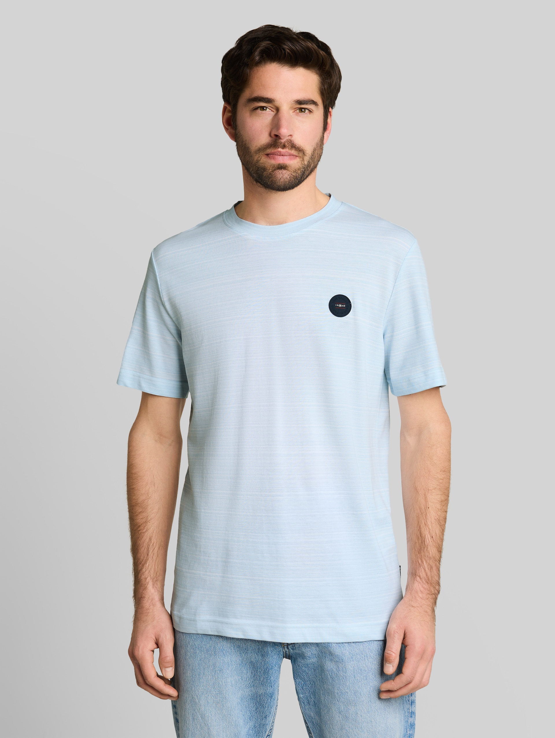 Piqué T-shirt with logo badge - light blue spacedye pique - Neckline model front view