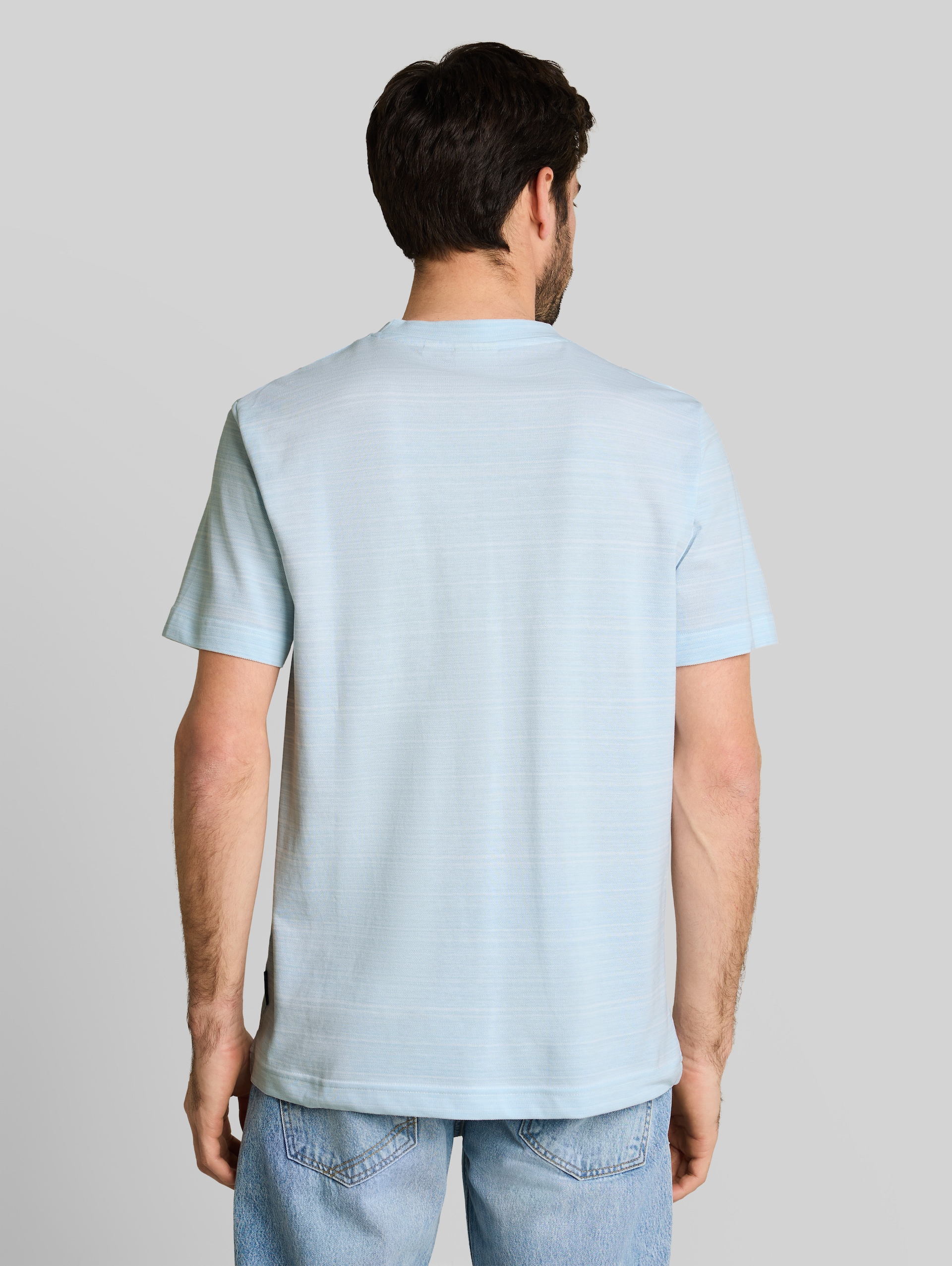 Piqué T-shirt with logo badge - light blue spacedye pique - Neckline model-back view