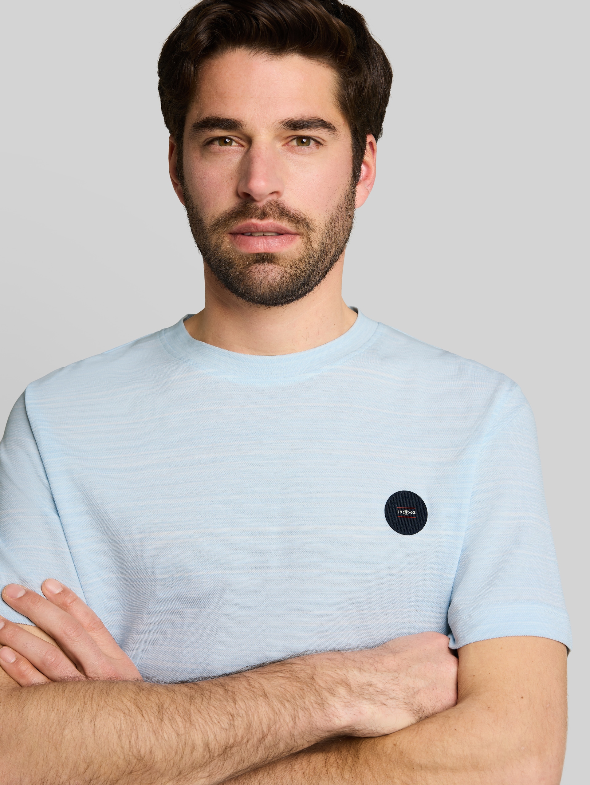 Piqué T-shirt with logo badge - light blue spacedye pique - Detail model view