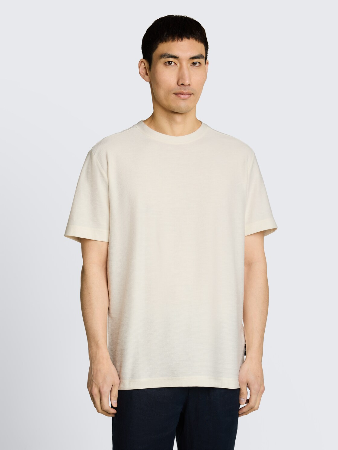 T-Shirt mit Ottoman-Struktur - Gardenia White - Ausschnitt Model-Vorderansicht