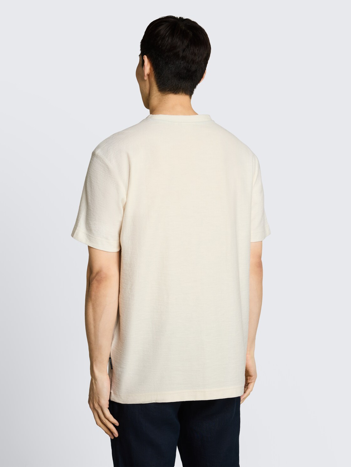 T-Shirt mit Ottoman-Struktur - Gardenia White - Auschnitt Model-Rückansicht