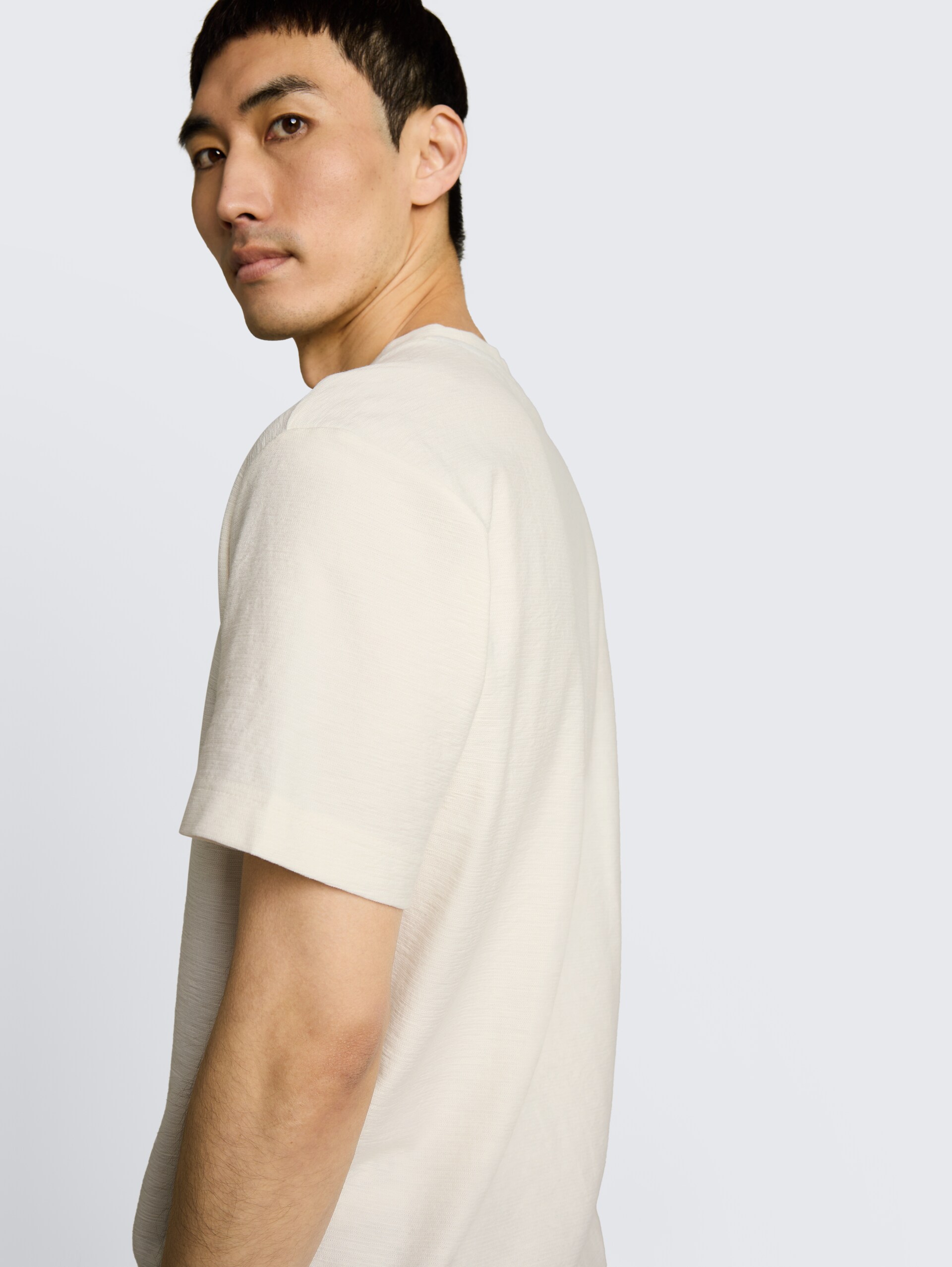 T-Shirt mit Ottoman-Struktur - Gardenia White - Detail-Model-Ansicht