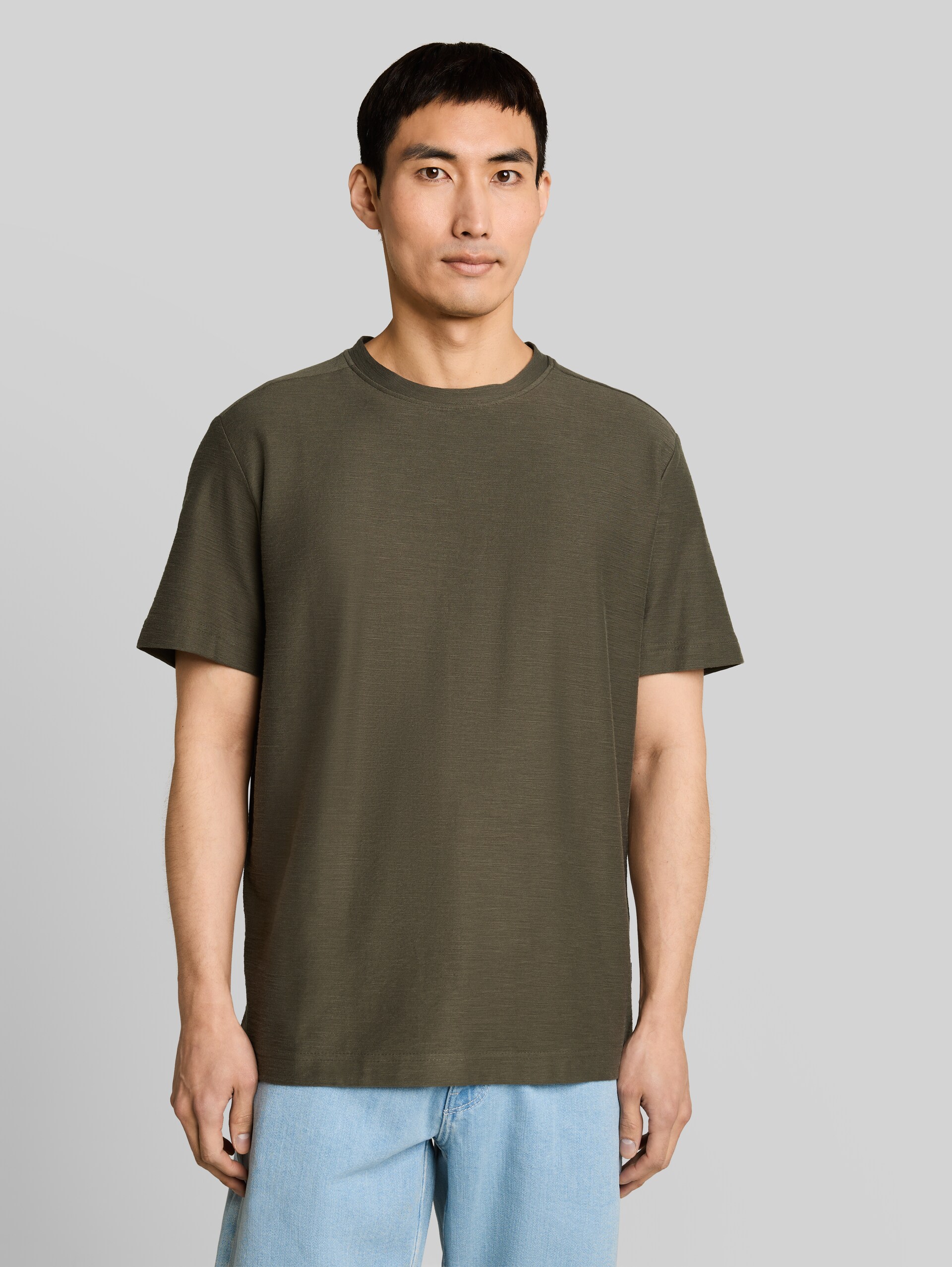 T-shirt with an ottoman texture - deep leaf green - Neckline model front view