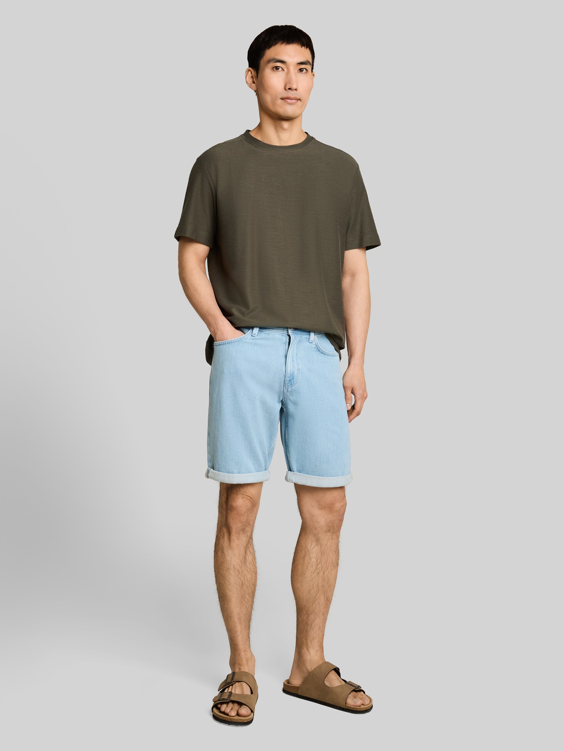 T-shirt with an ottoman texture - deep leaf green - Model front view