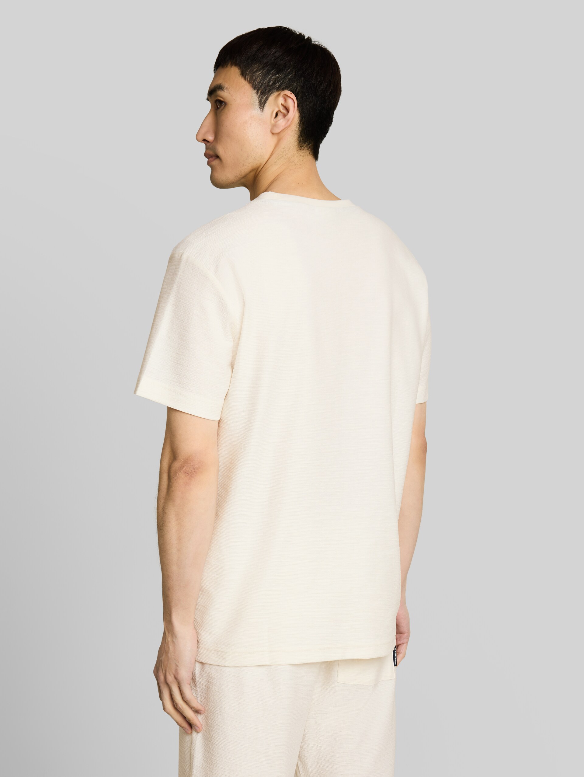T-shirt with embroidery - Gardenia White - Neckline model-back view