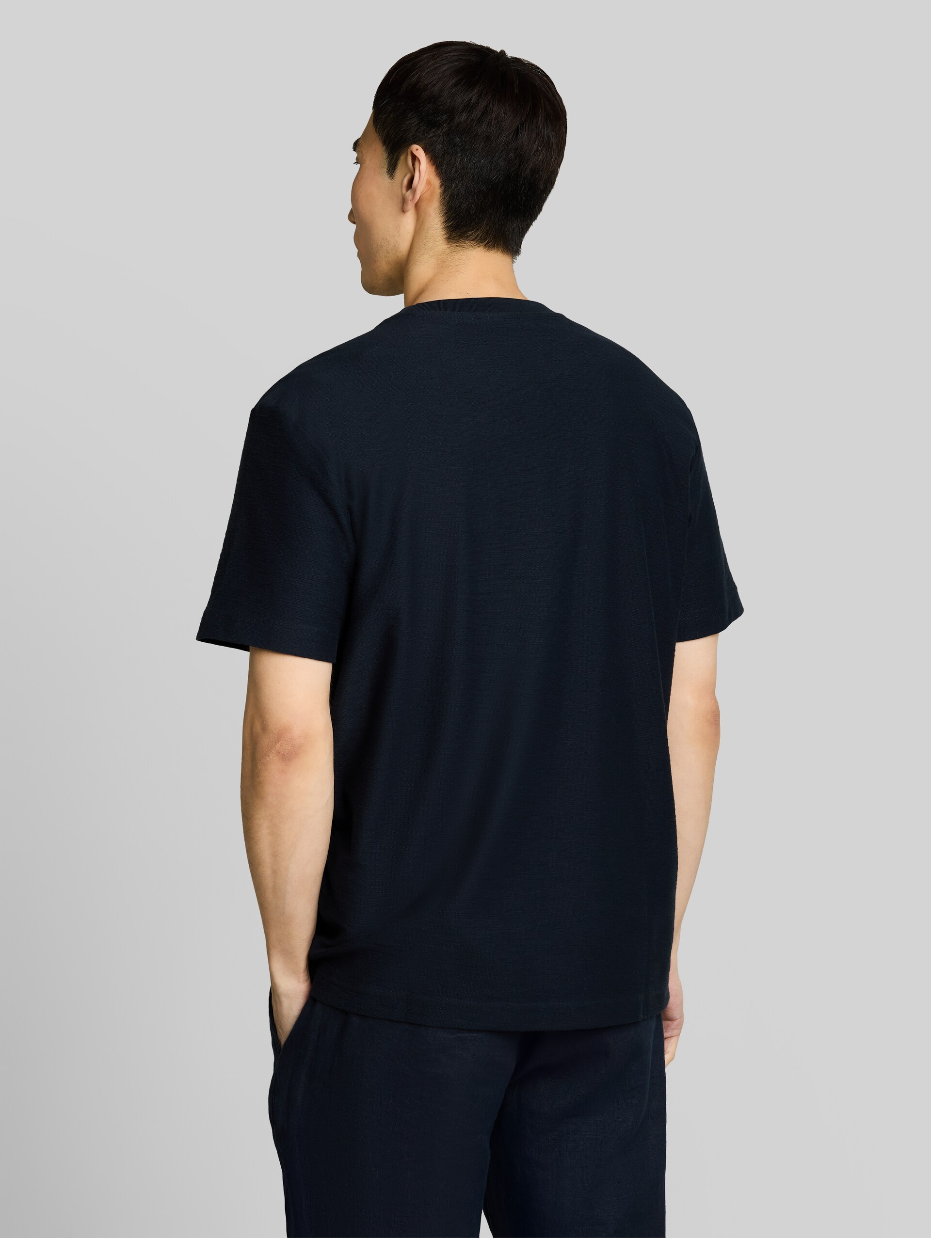 T-shirt with embroidery - sky captain blue - Neckline model-back view