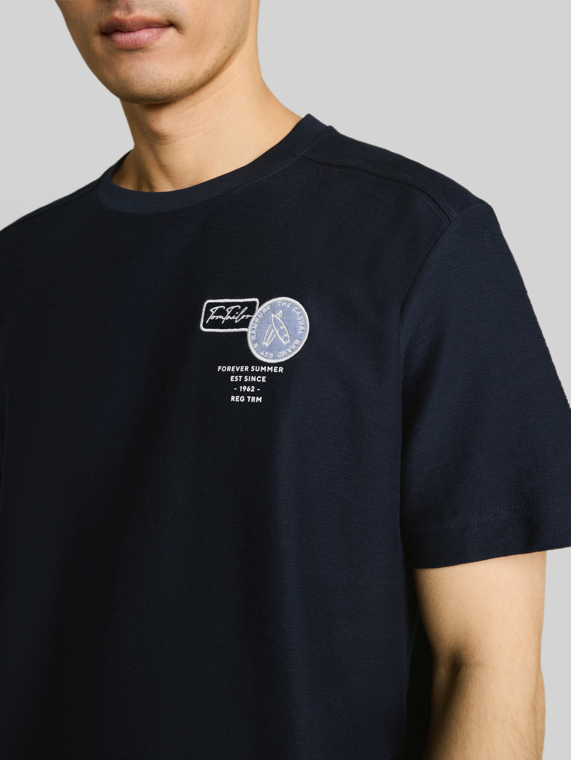 T-shirt with embroidery - sky captain blue - Detail model view