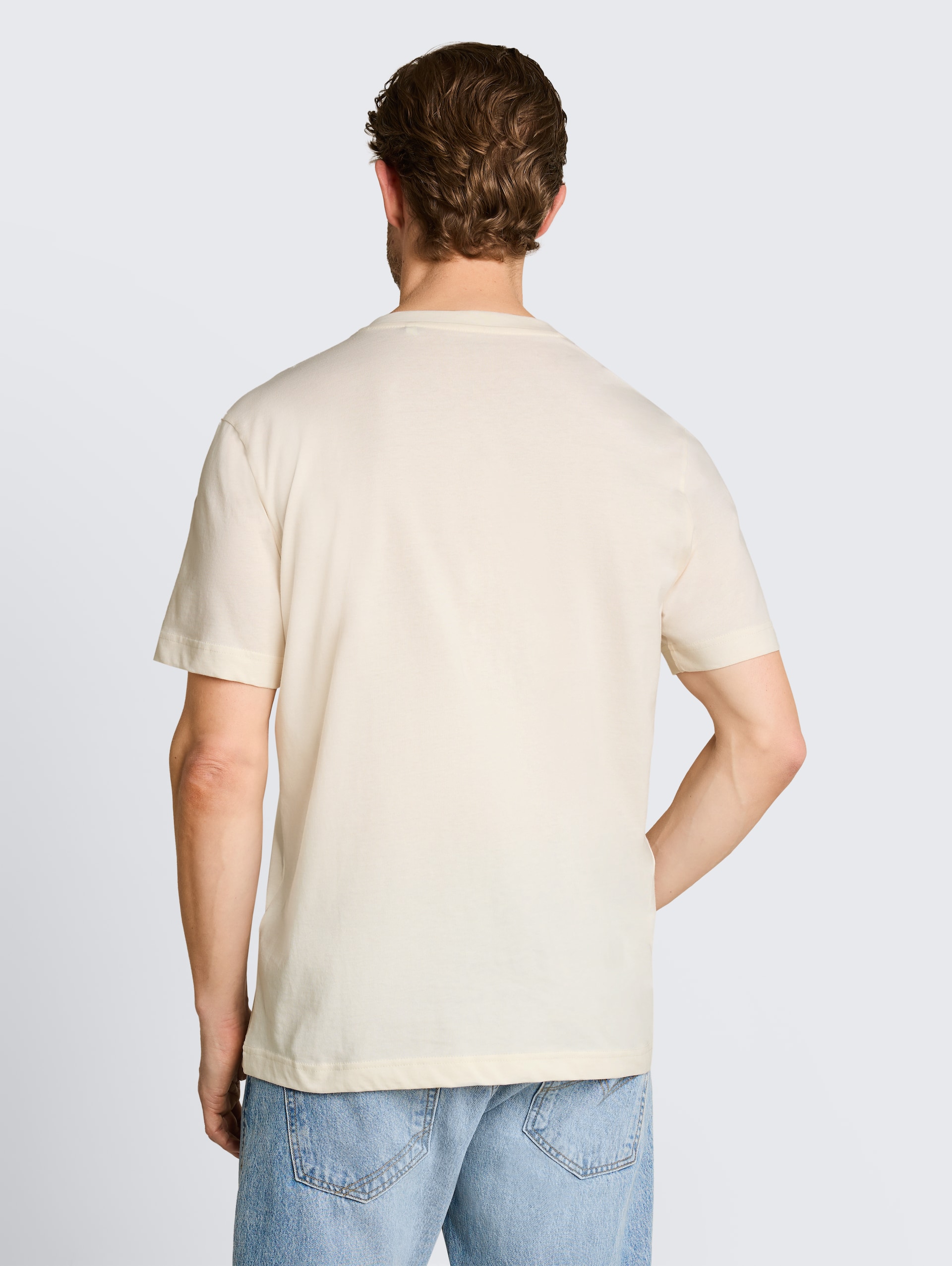 Henley T-Shirt im Used-Look - Gardenia White - Auschnitt Model-Rückansicht