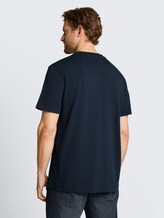 Henley T-Shirt im Used-Look - sky captain blue - Auschnitt Model-Rückansicht