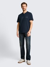 Henley T-Shirt im Used-Look - sky captain blue - Model-Vorderansicht