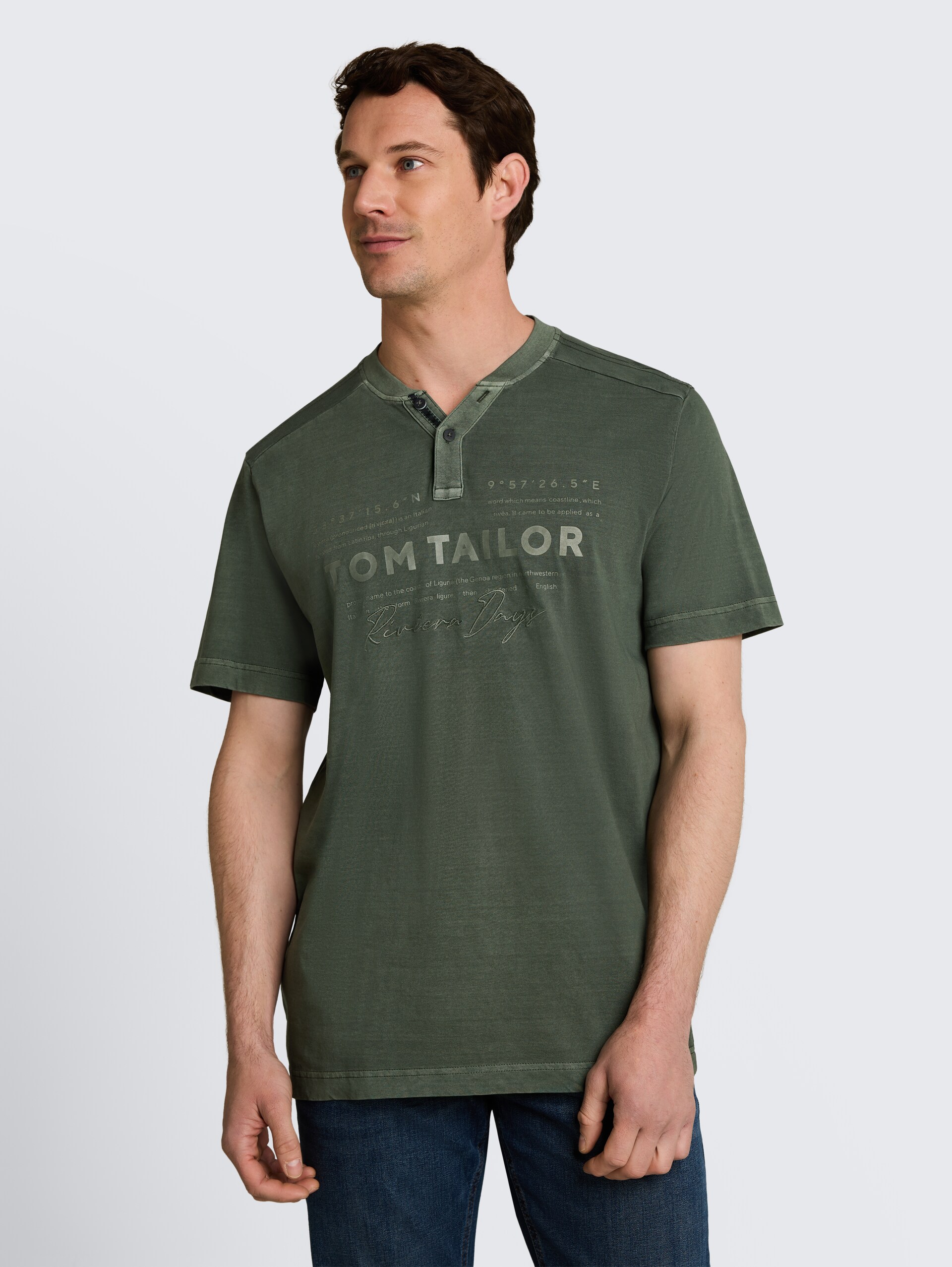 Henley-T-shirt in used-look - deep leaf green - Nek model vooraanzicht