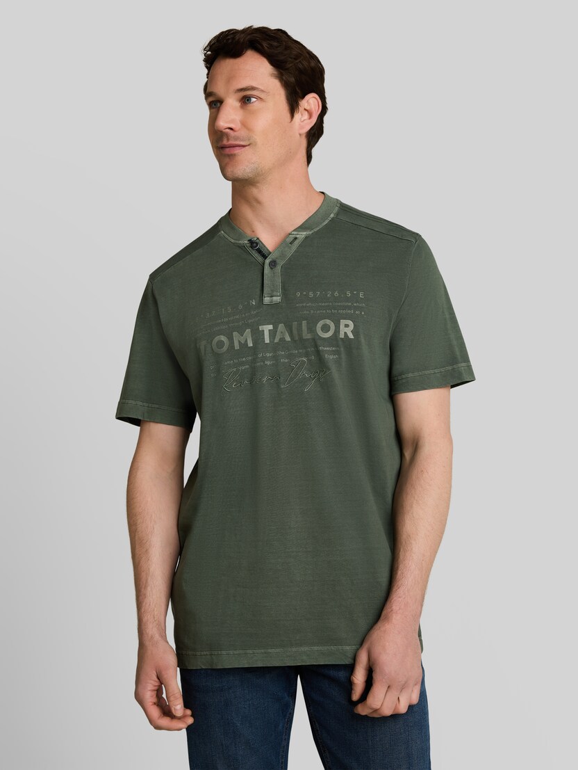 Henley T-Shirt im Used-Look von Men, deep leaf green