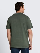 Henley T-Shirt im Used-Look - deep leaf green - Auschnitt Model-Rückansicht