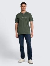 Henley T-Shirt im Used-Look - deep leaf green - Model-Vorderansicht