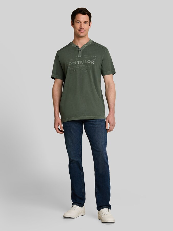 Henley T-Shirt im Used-Look von Men, deep leaf green