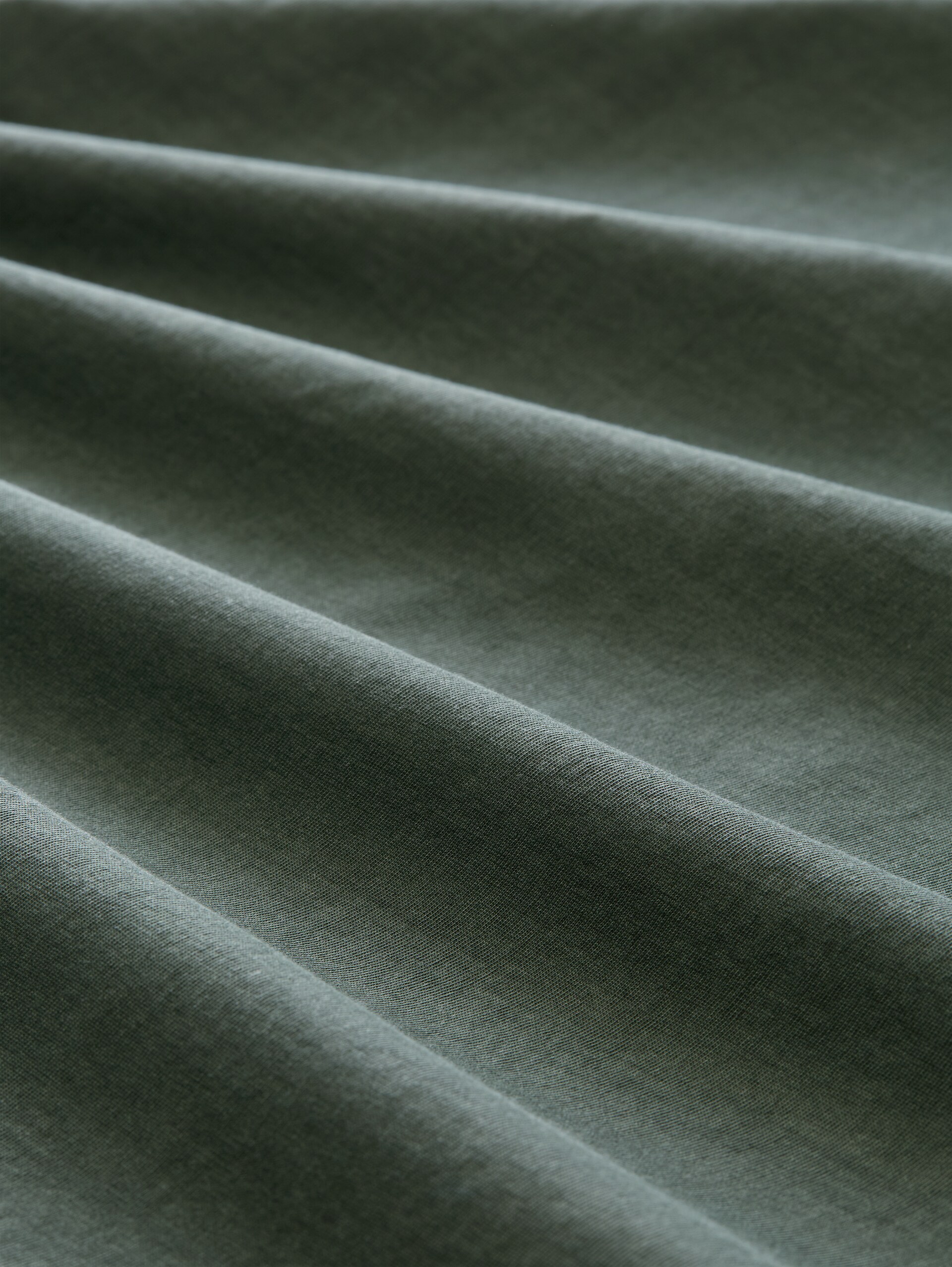 Henley-T-shirt in used-look - deep leaf green - Materiaalweergave