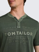 Henley T-Shirt im Used-Look - deep leaf green - Detail-Model-Ansicht