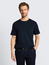 T-Shirt aus Baumwolle - sky captain blue - Ausschnitt Model-Vorderansicht