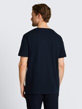 T-Shirt aus Baumwolle - sky captain blue - Auschnitt Model-Rückansicht