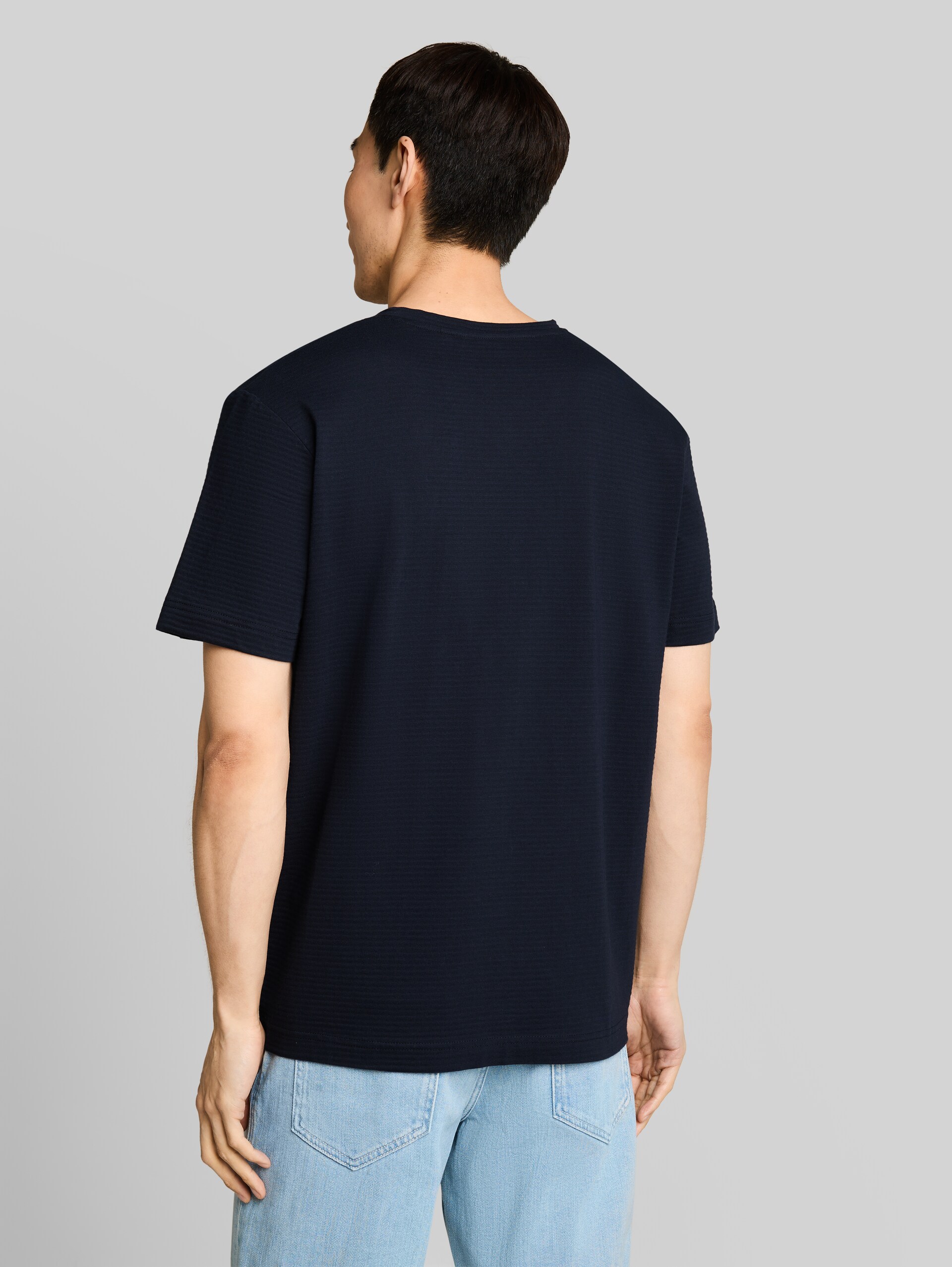 Cotton T-shirt - sky captain blue - Neckline model-back view