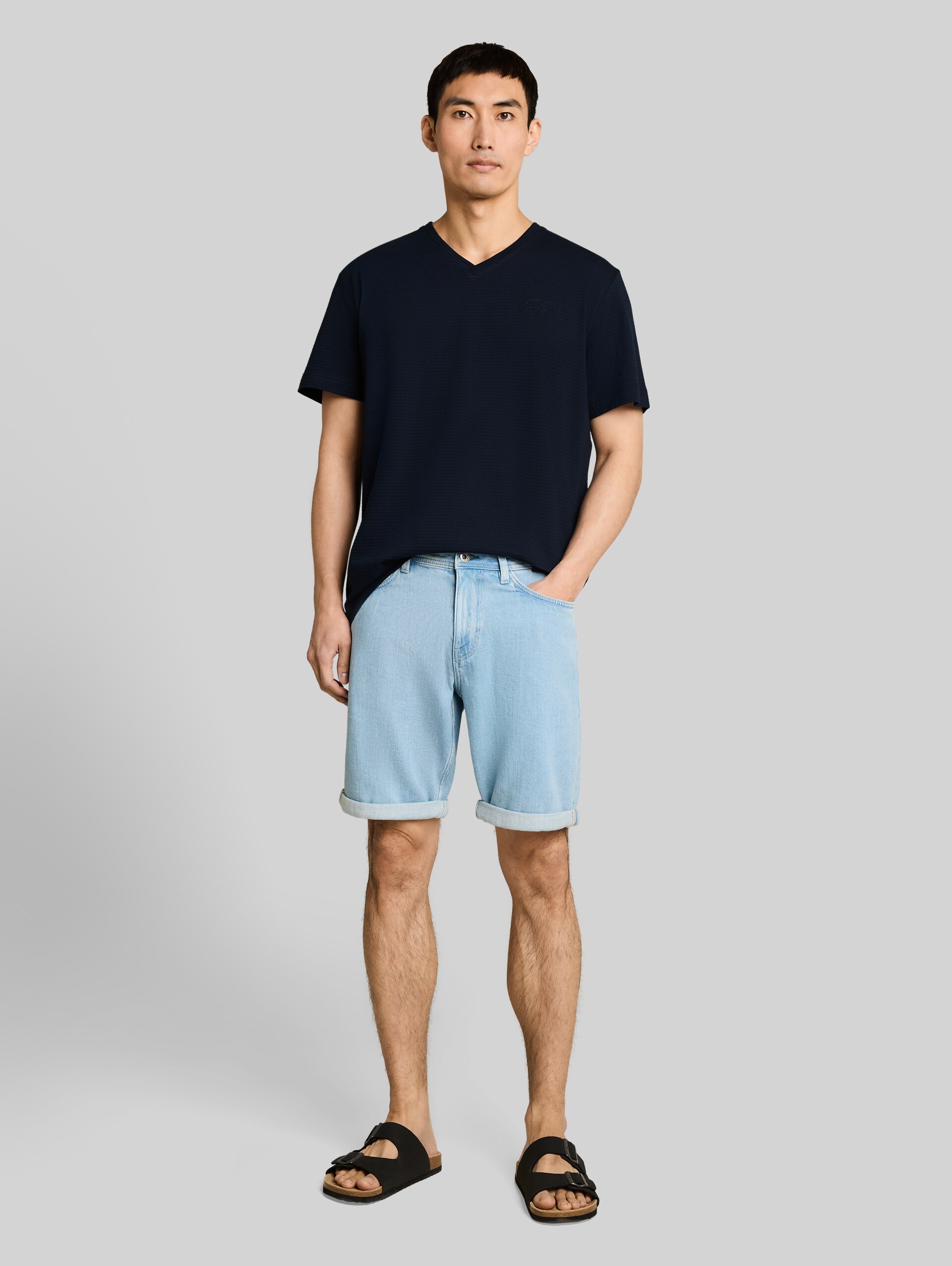 Cotton T-shirt - sky captain blue - Model front view