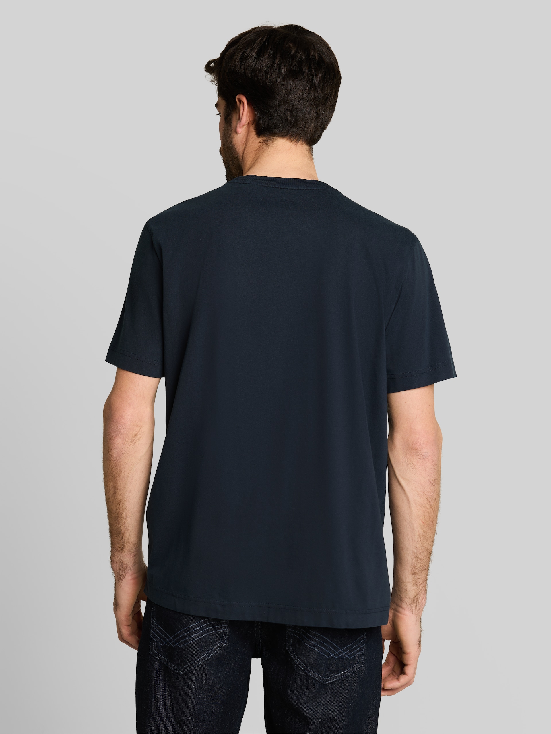 T-shirt with a worn look - sky captain blue - Neckline model-back view