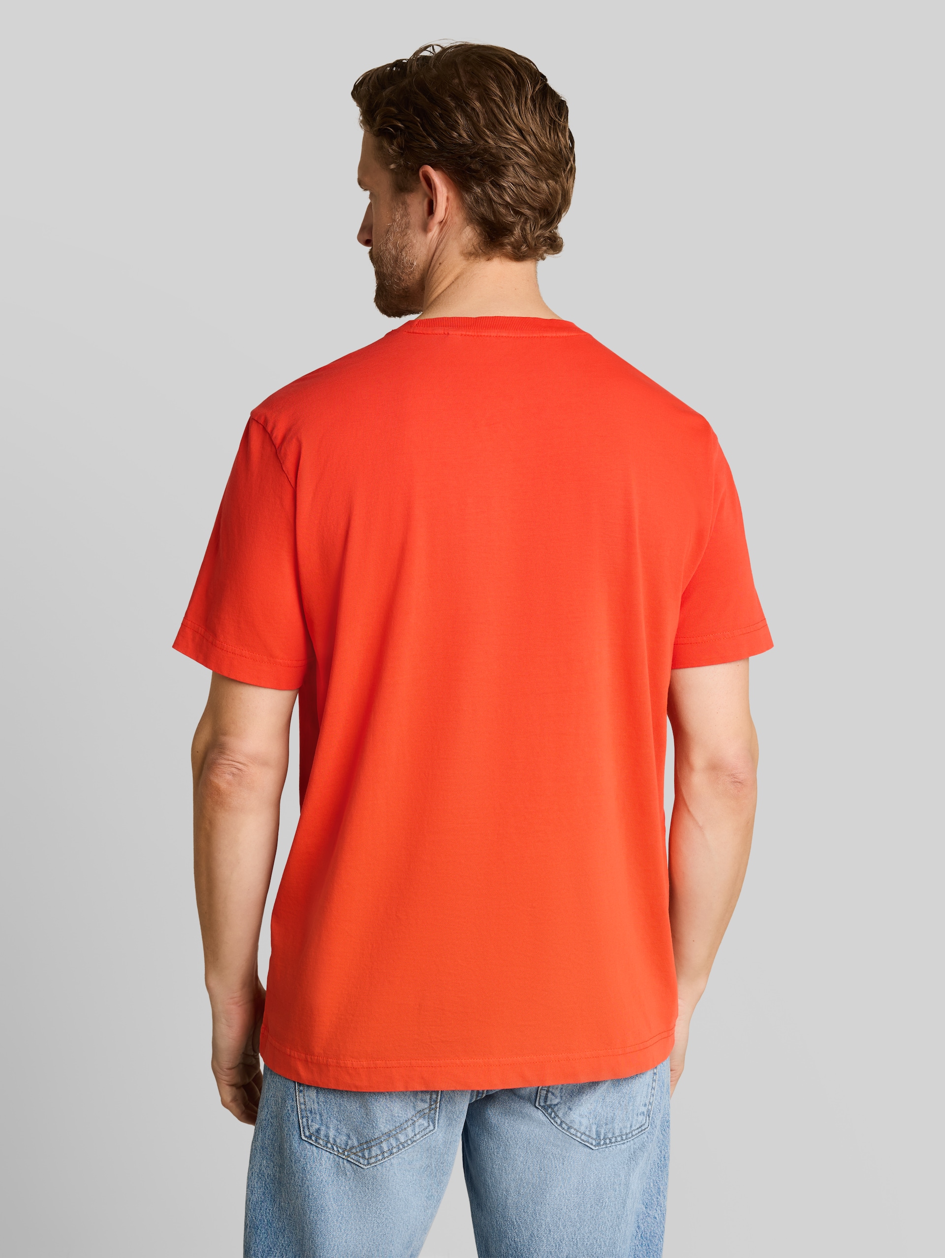 T-shirt with a worn look - orange red - Neckline model-back view