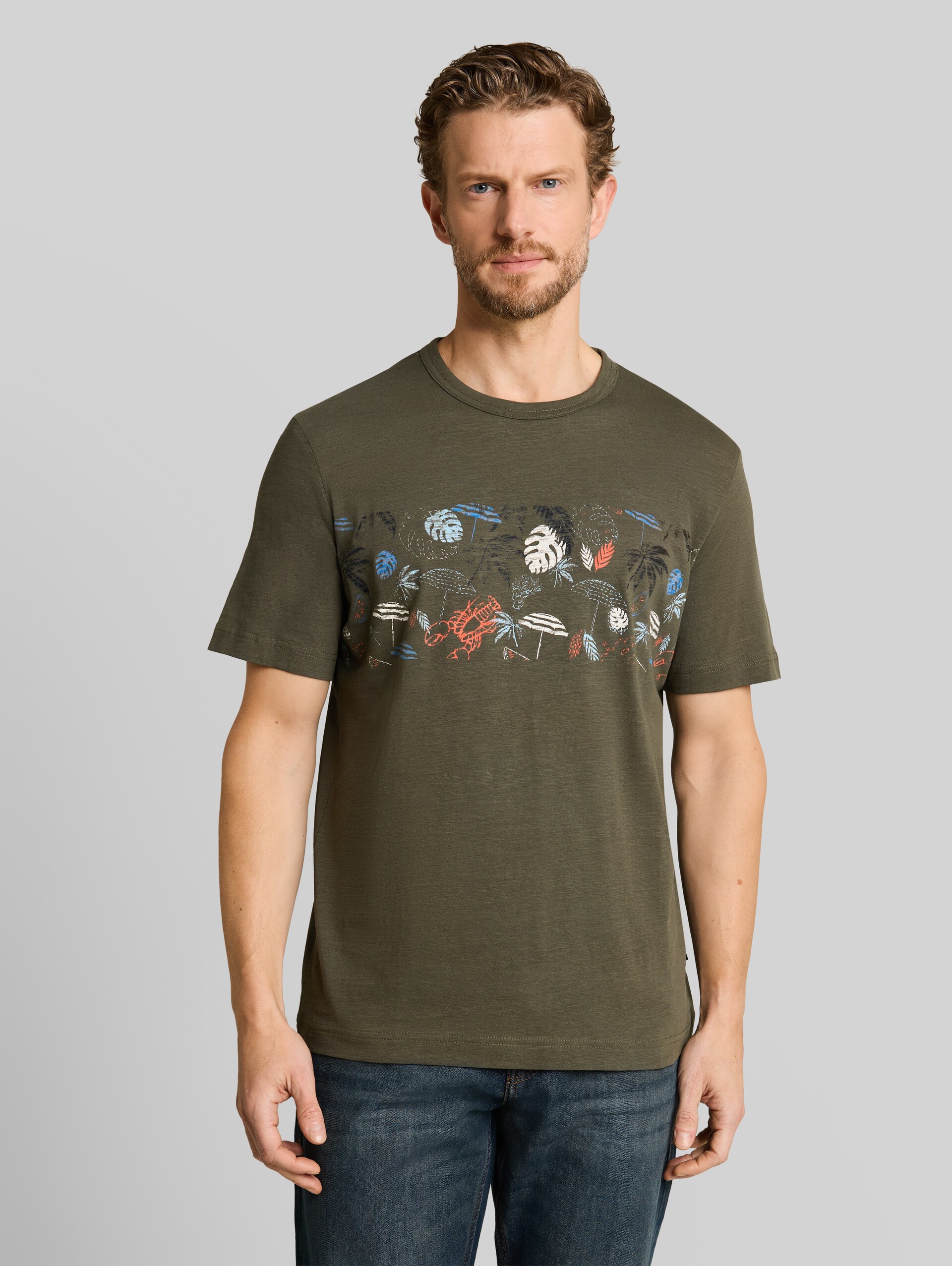 T-shirt with print - deep leaf green - Neckline model front view