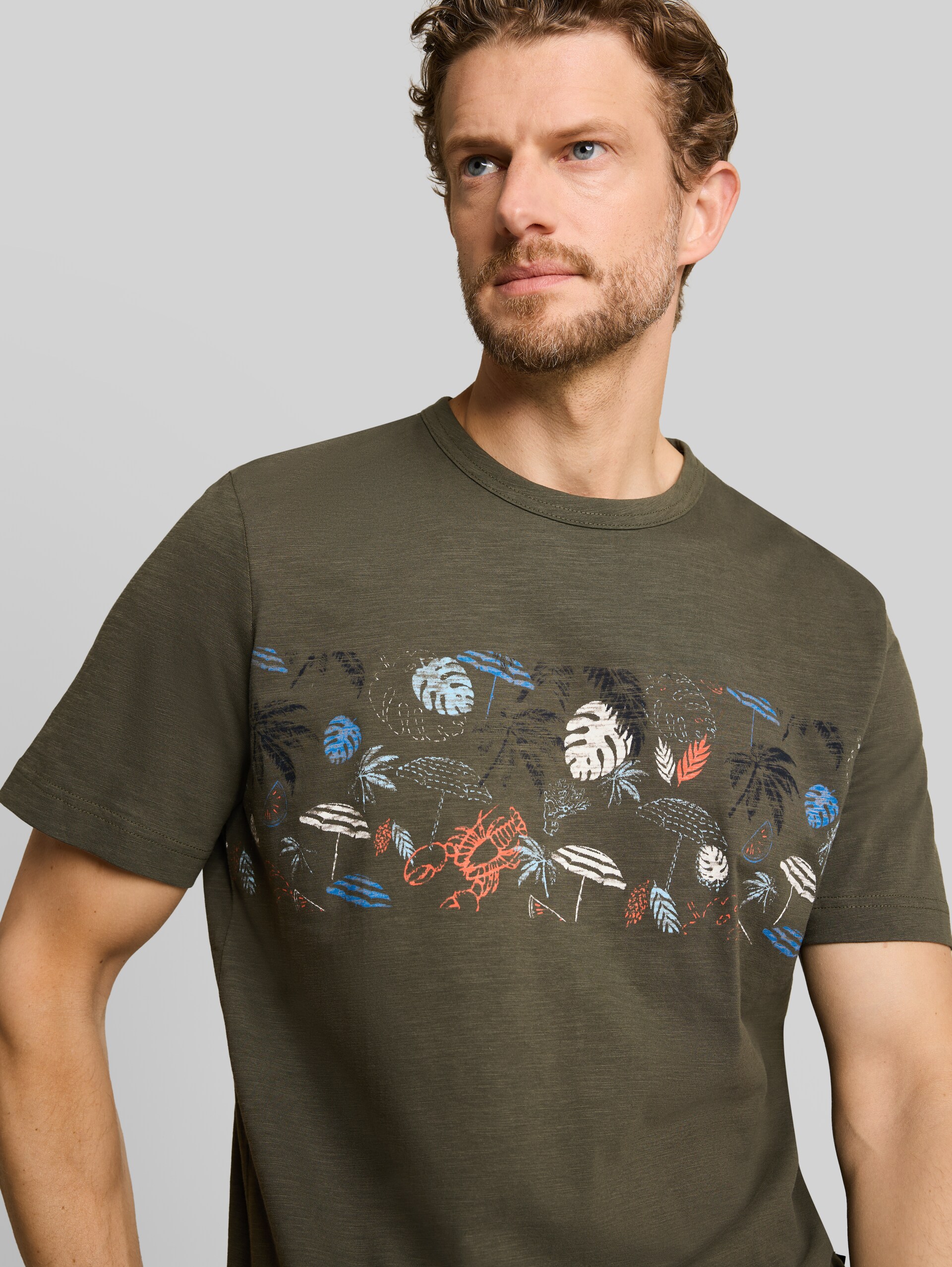 T-shirt with print - deep leaf green - Detail model view