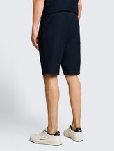Regular Fit Shorts mit Kordelzug - sky captain blue - Auschnitt Model-Rückansicht